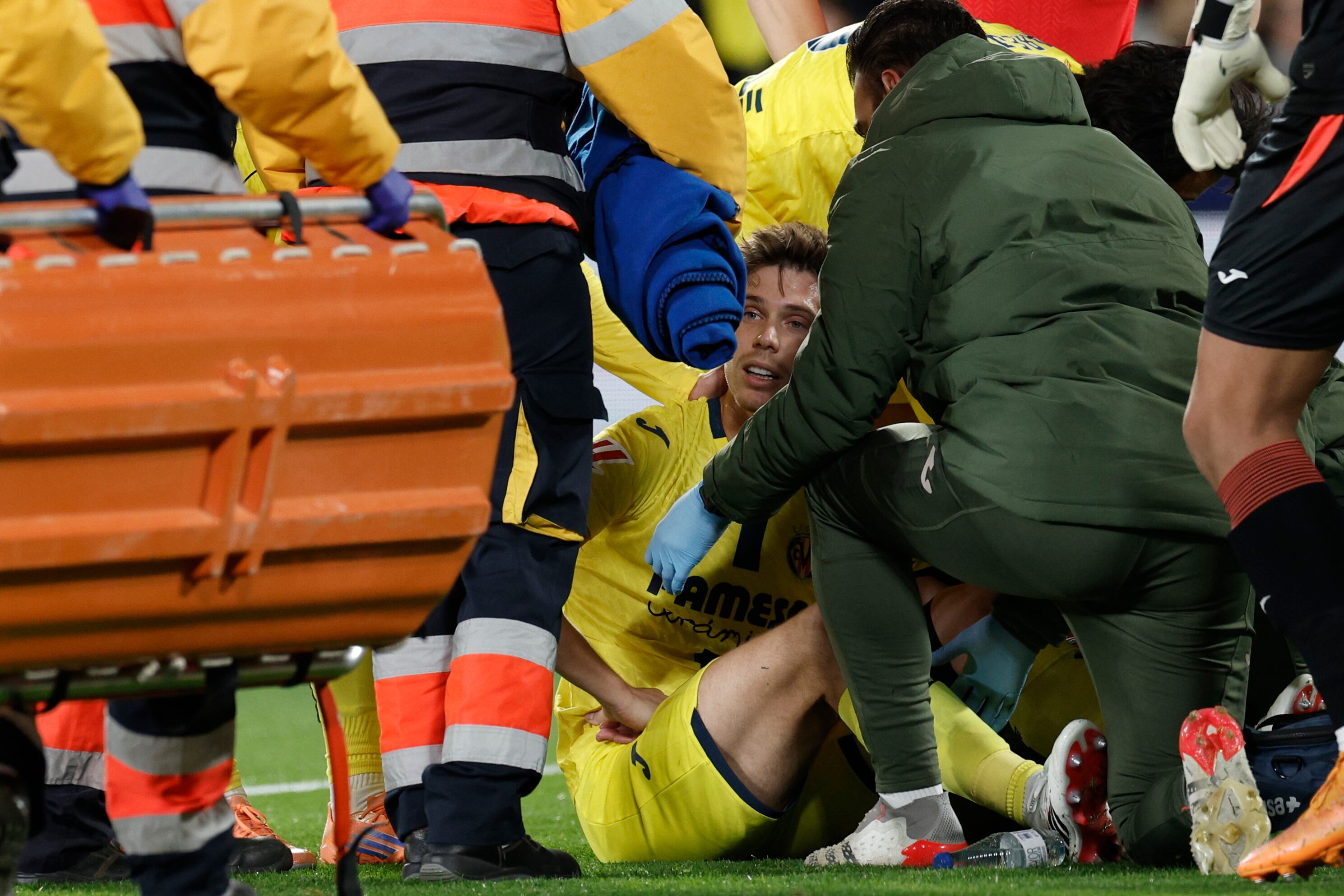 VILLARREAL, 24/01/2026.- El defensa del Villarreal Juan Foyth se lesiona durante el partido de la jornada 21 de LaLiga que Villarreal CF y Real Madrid disputan hoy sábado en el estadio de La Cerámica. EFE/Kai Forsterling