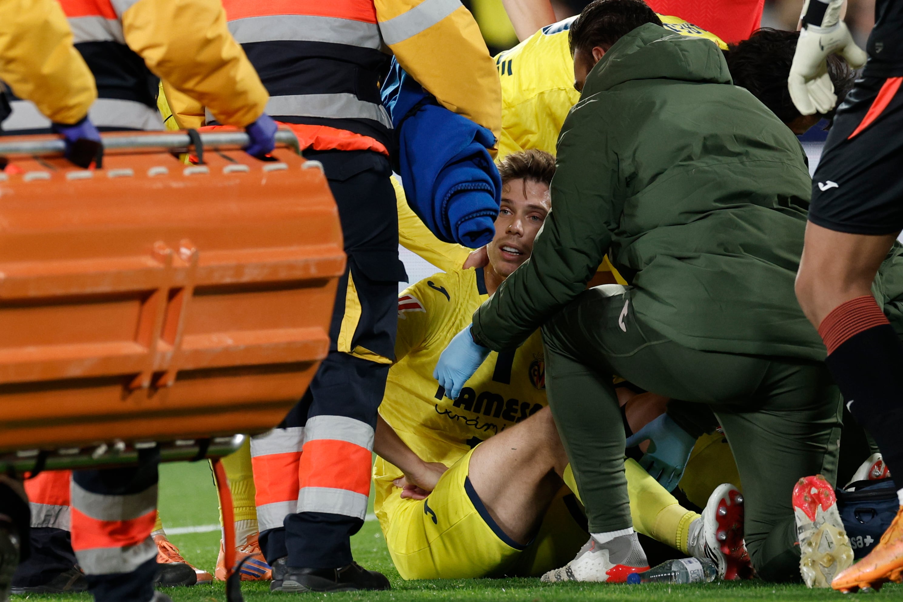 VILLARREAL, 24/01/2026.- El defensa del Villarreal Juan Foyth se lesiona durante el partido de la jornada 21 de LaLiga que Villarreal CF y Real Madrid disputan hoy sábado en el estadio de La Cerámica. EFE/Kai Forsterling