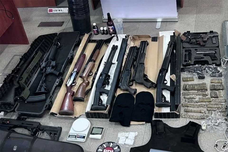 La Policía de Investigaciones (PDI) desarticuló parcialmente una organización criminal con presencia en el extremo norte de Rosario. En el marco de una serie de allanamientos en barrio Nuevo Alberdi y Zona Cero, los agentes secuestraron un arsenal de alto poder de fuego que incluye un fusil automático, pistolas, escopetas y un importante número de municiones de diversos calibres.