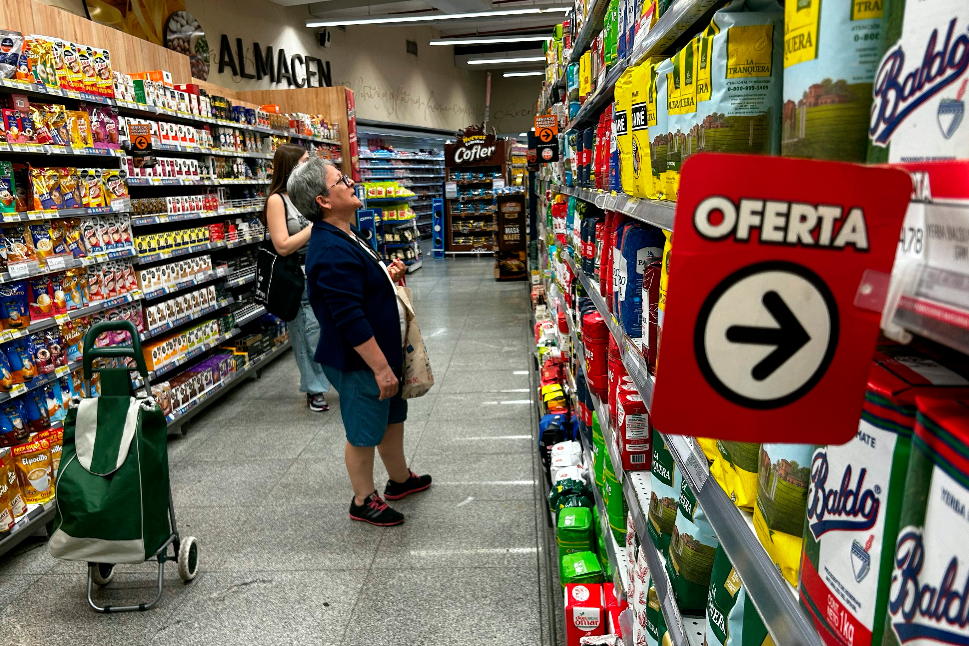 La gente compra comestibles en un supermercado en Buenos Aires, el 18 de febrero de 2025. Argentina registró una tasa de inflación mensual del 2,2 por ciento en enero, la más baja en 4.5 años, dijo la agencia nacional de estadísticas INDEC el 13 de febrero de 2025, en un impulso para el presidente de reducción del presupuesto, Javier Milei. (Foto por AFP)