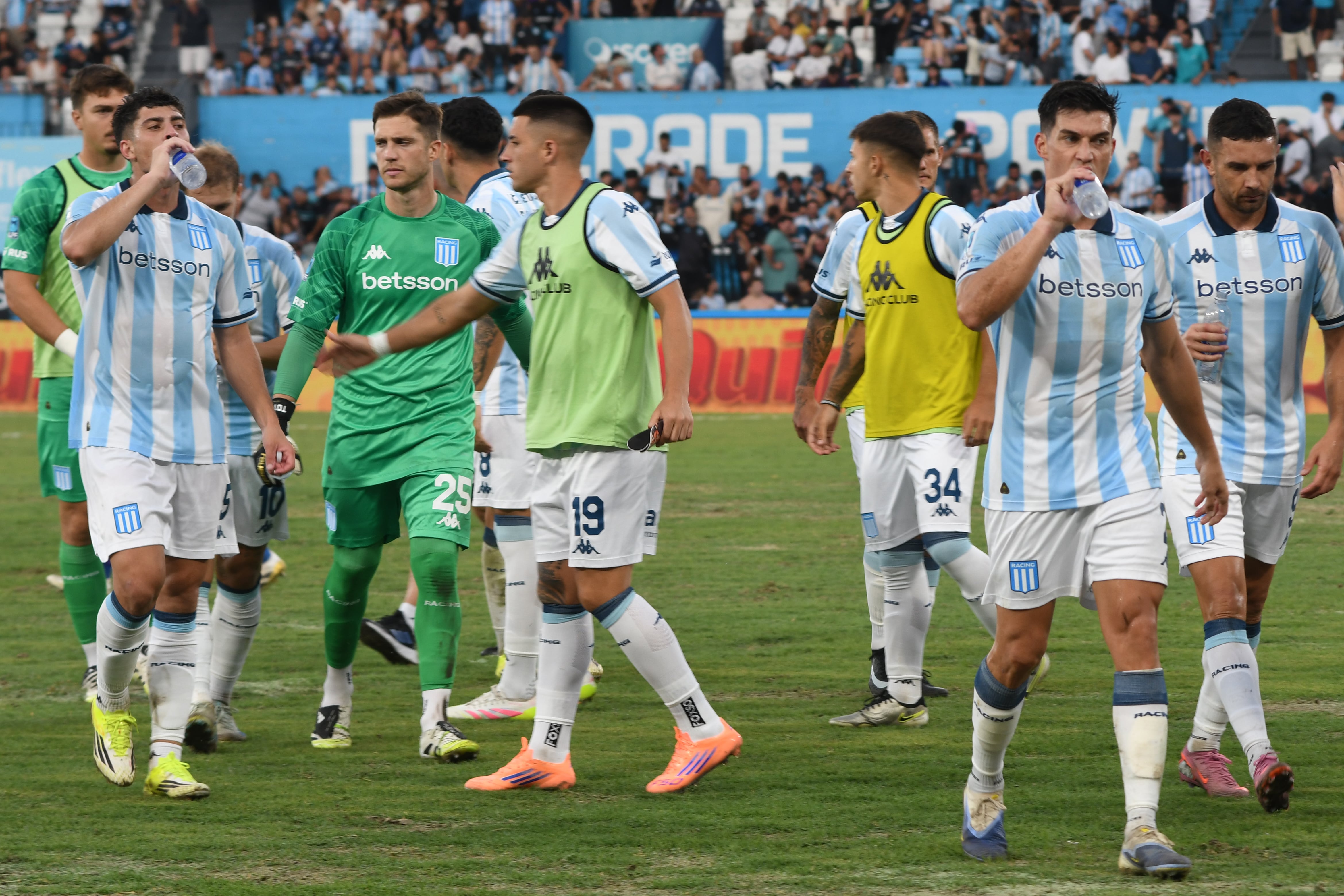FOTO JULIO MARTIN MANCINI
racing jugadores bebiendo agua
