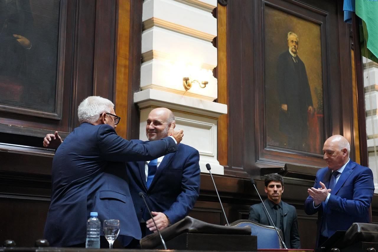 Alejandro Di Chiara y Alexis Guerrera en el pase de manos en la presidencia de la Cámara de Diputados de la PBA.
