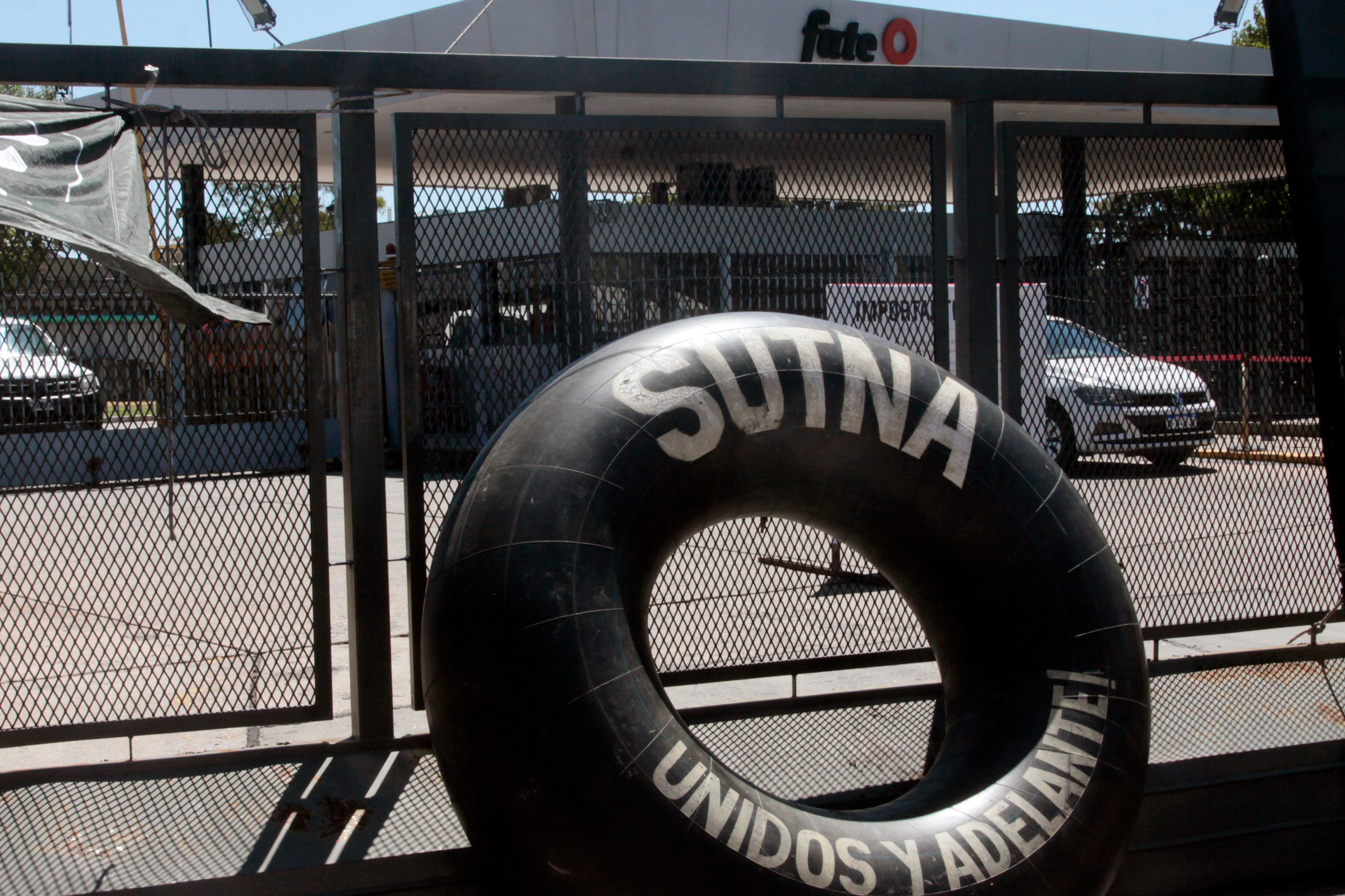 FOTO JORGE LARROSA 
   despidos planta fate en victoria