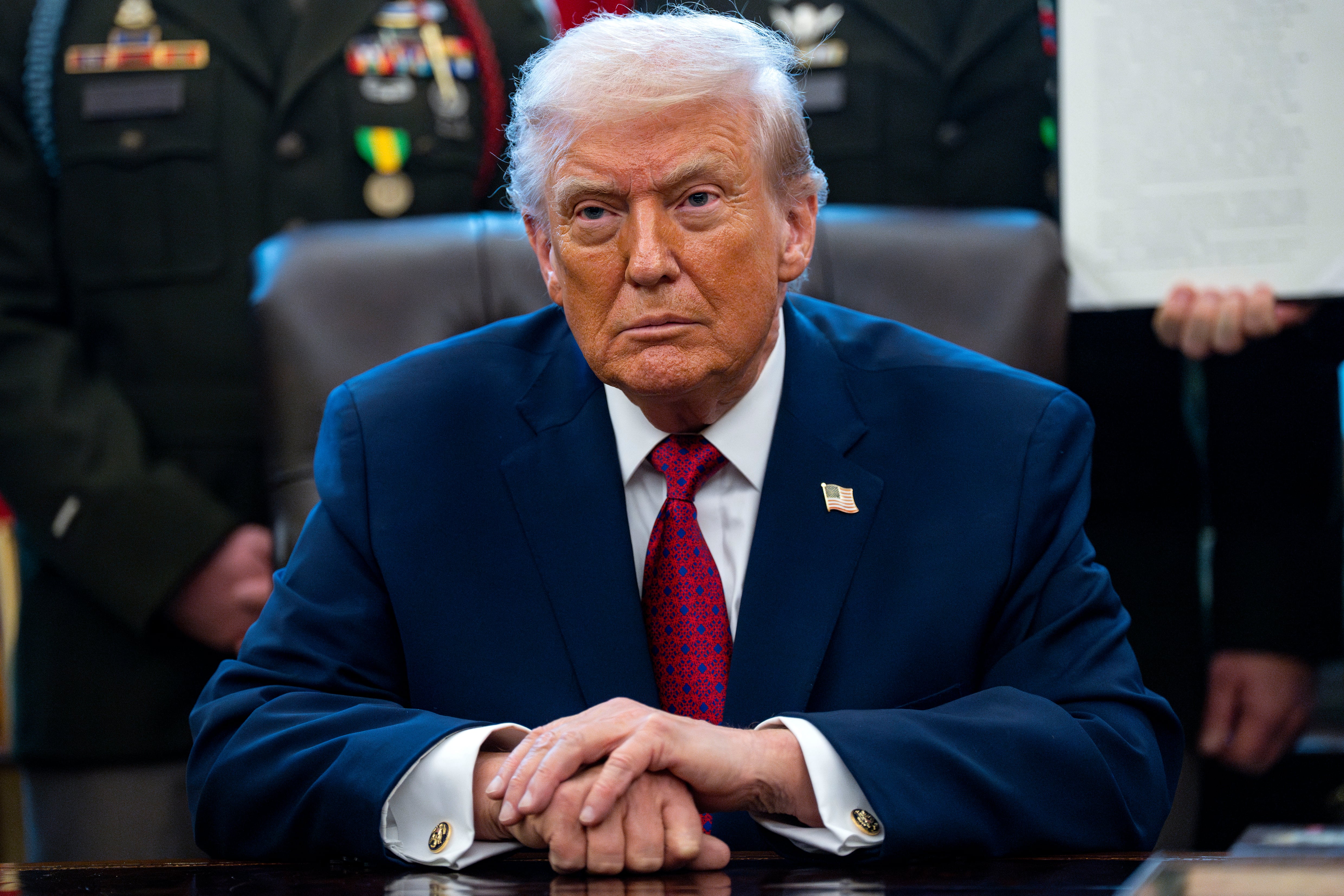 WASHINGTON (United States), 15/12/2025.- US President Donald Trump looks on after signing an executive order designating fentanyl as a weapon of mass destruction in the Oval Office of the White House in Washington, DC, USA, 15 December 2025. Trump also announced the success of his border policies before a Mexican Border Defense Medal Presentation. EFE/EPA/BONNIE CASH / POOL