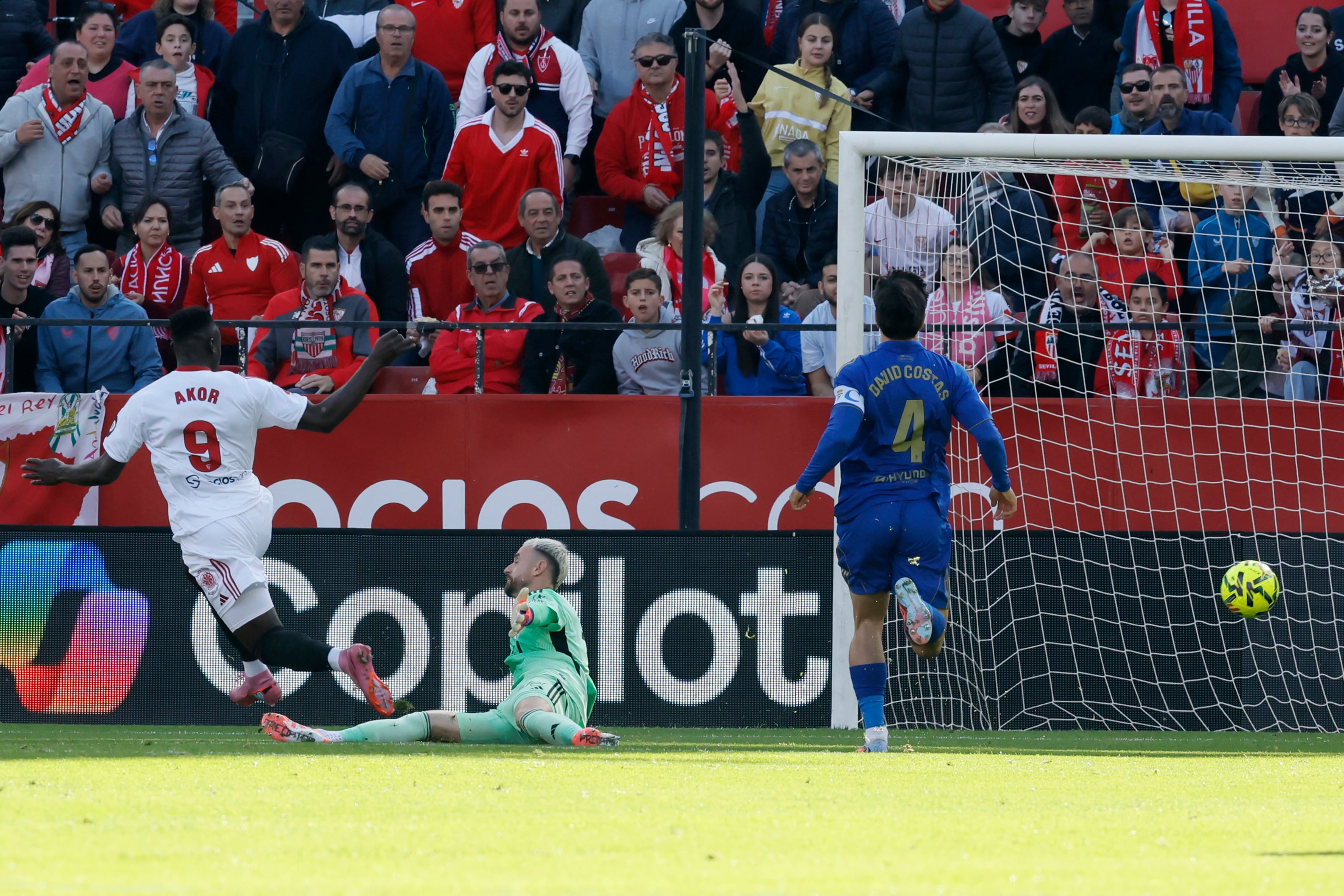 SEVILLA (ESPAÑA), 14/12/2025.- El delantero nigeriano del Sevilla, Akor Adams (i) anota su tanto ante el Real Oviedo durante el partido de LaLiga disputado este domingo en el estadio Sanchez Pizjuan de Sevilla. EFE/José Manuel Vidal