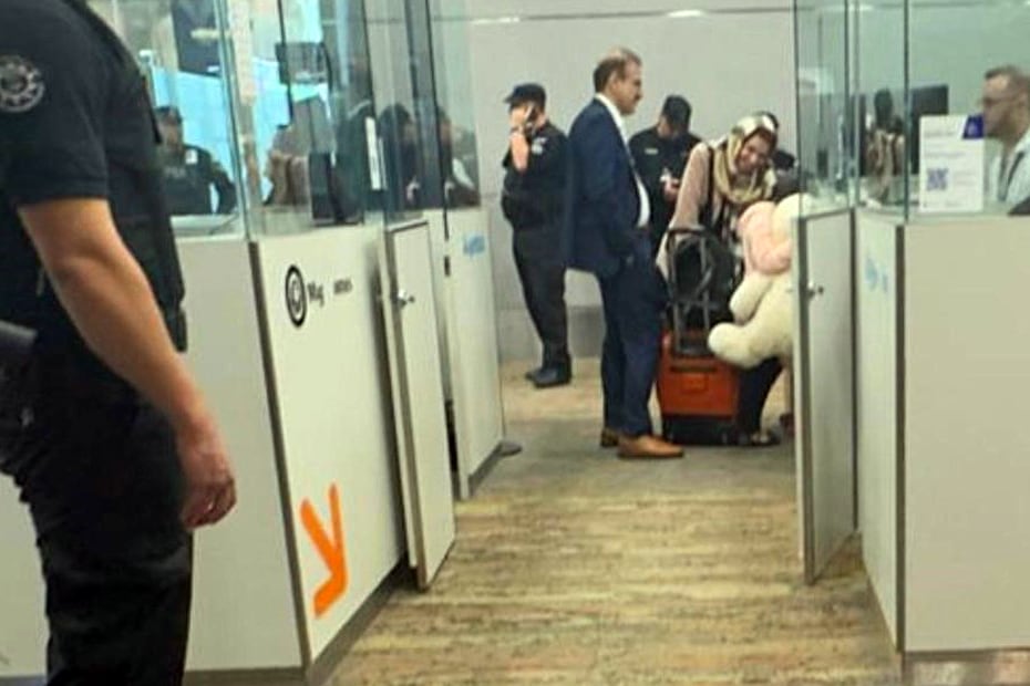 Mohsen Soltani Tehrani en su salida del país con su familia