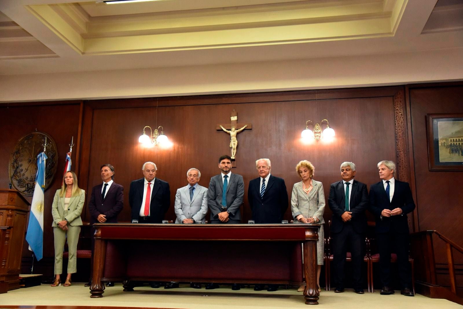 Corte Suprema de Justicia de Santa Fe dio inicio este viernes a la apertura del año judicial. El gobernador de la provincia, Maximiliano Pullaro, asistió al acto
presidente de la Corte, Roberto Falistocco, quien estuvo a acompañado por el resto de sus pares Eduardo Spuler, Rafael Gutiérrez, María Angélica Gastaldi, Daniel Erbetta, y quienes juraron sus cargos el pasado lunes: Jorge Baclini y Margarita Zabalza. También estuvo el procurador General, Jorge Barraguirre