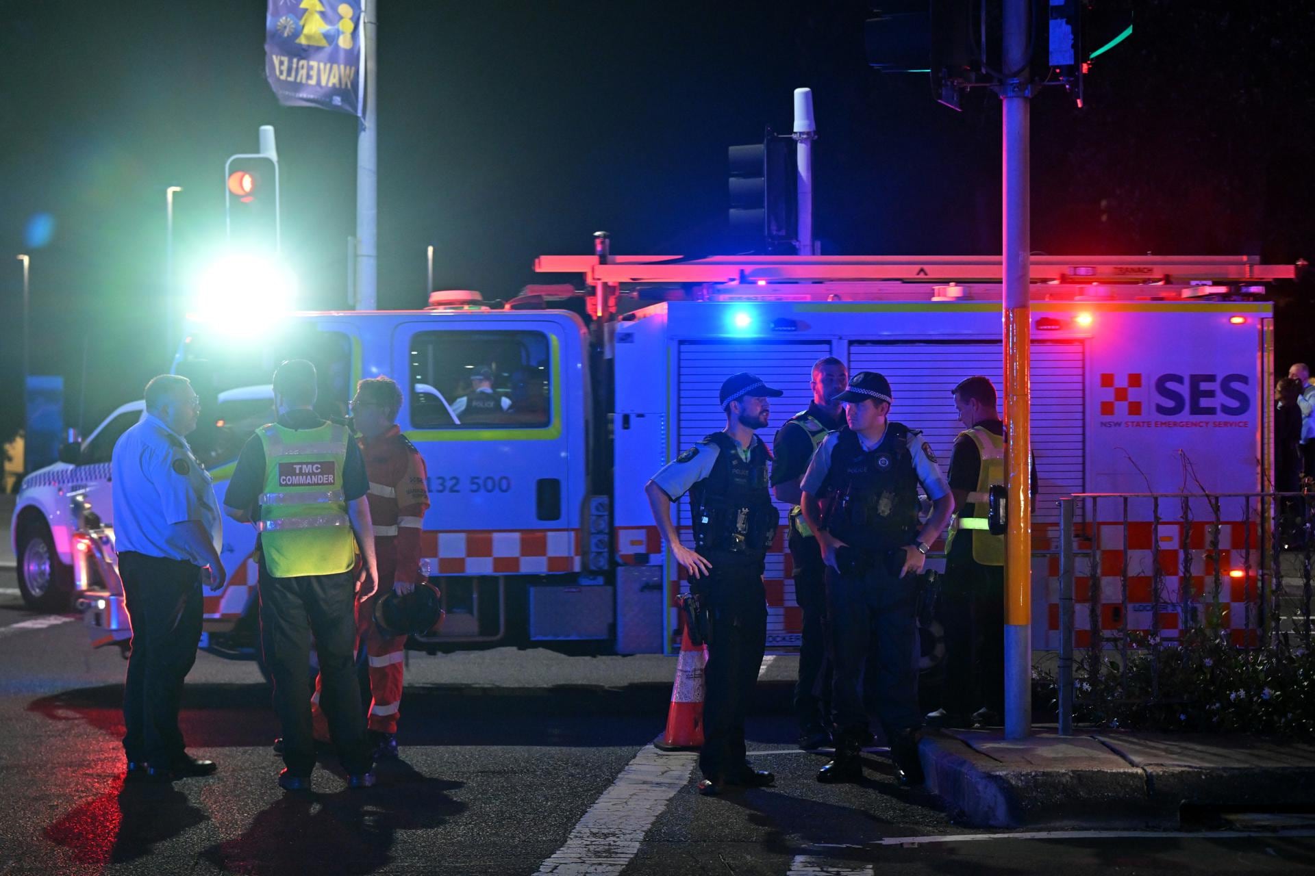 Sídney (Australia), 14/12/2025.- Agentes de policía y los servicios de emergencia trabajan en la zona de la playa de Bondi en Sídney, Australia, donde este domingo al menos 10 personas han muerto, incluido uno los presuntos agresores, por un tiroteo que obligó a acordonar la zona y que ha causado también al menos 12 heridos.Sydney (Australia), 14/12/2025.- EF