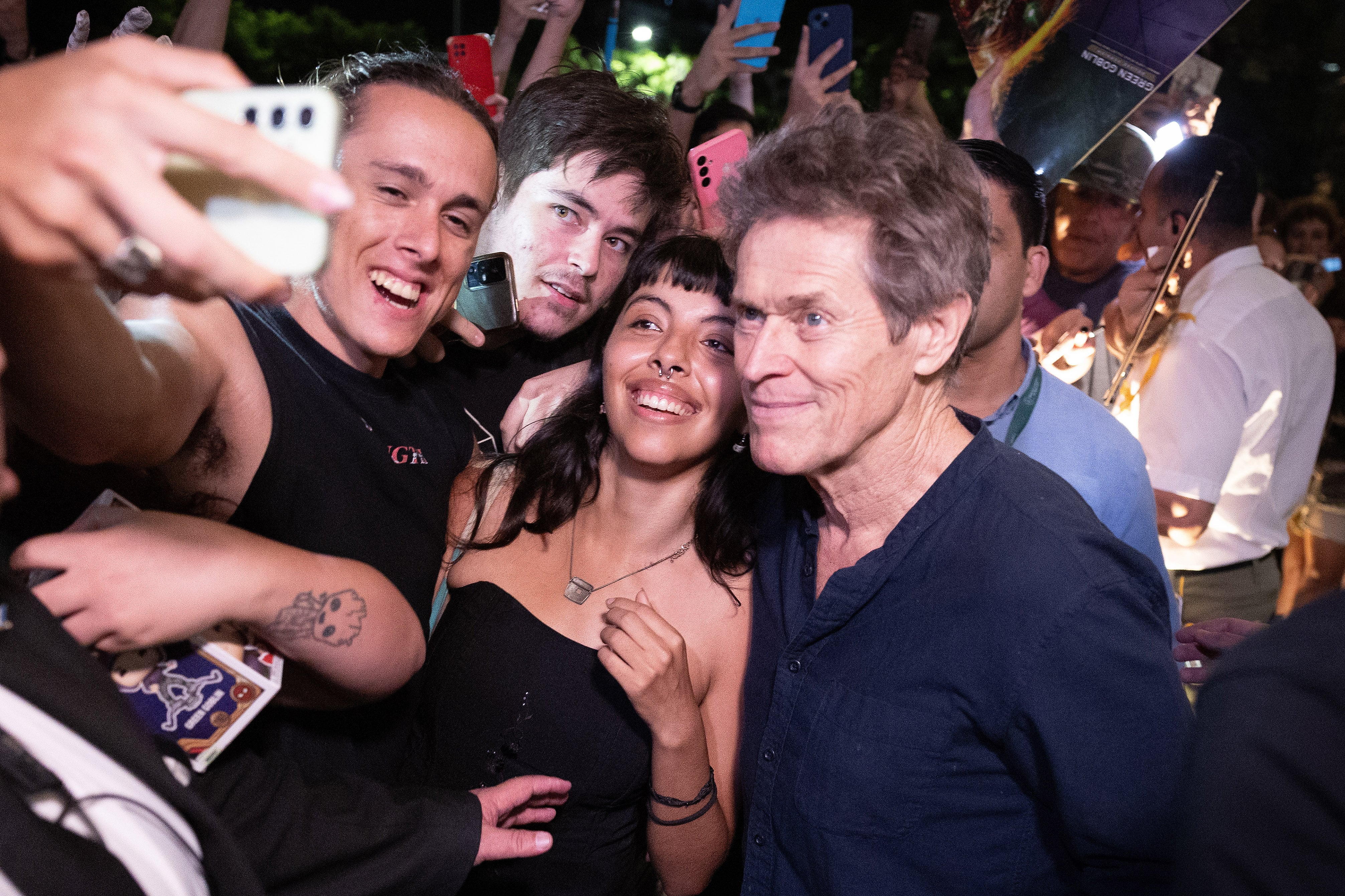 AME305. BUENOS AIRES (ARGENTINA), 31/01/2026.- El actor estadounidense Willem Dafoe posa con seguidores este sábado, durante el estreno de su película 'The Souffleur' en el Museo Malba de la ciudad de Buenos Aires (Argentina). EFE/ Juan Ignacio Roncoroni