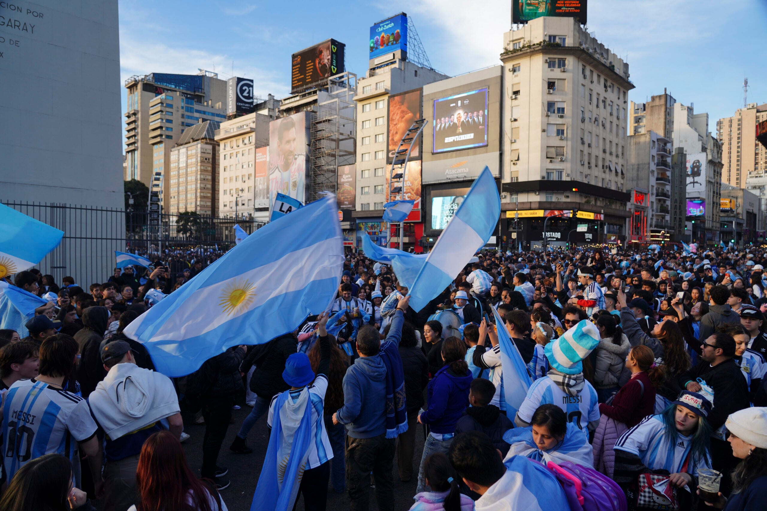 NOTICIAS ARGENTINAS BAIRES, JULIO 07: Simpatizantes del seleccionado argentino de fútbol celebran frente al obelisco porteño el "sufrido" triunfo sobre Egipto que lo clasificó a los cuartos de final del Mundial de Estados Unidos, México y Canadá 2026.FOTO NA: MARIANO SANCHEZ