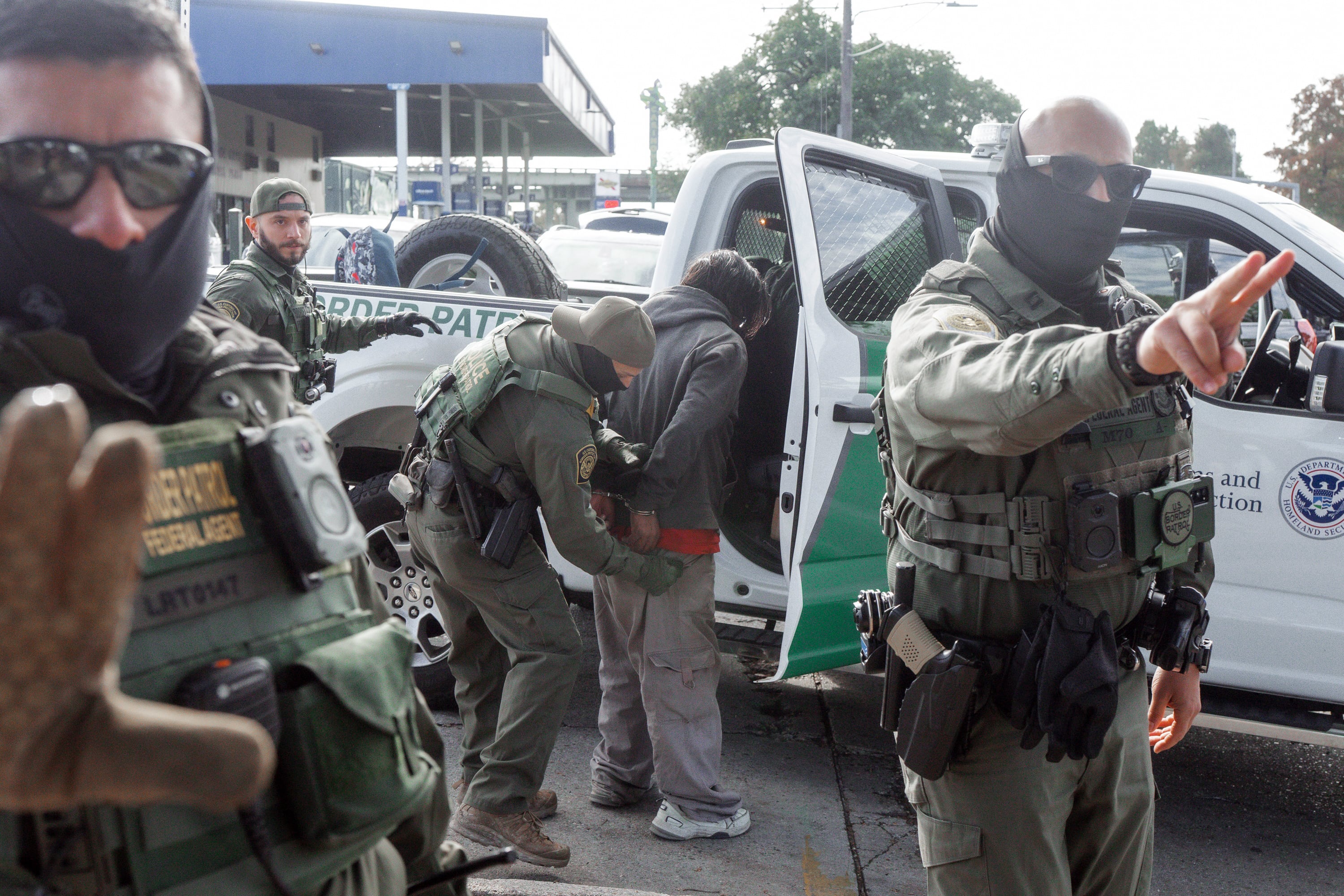 NEW ORLEANS (United States), 03/12/2025.- Border Patrol officers make arrests in New Orleans, Louisiana, USA, 03 December 2025. About 250 federal Border Patrol agents are deployed to New Orleans and surrounding areas as part of a large-scale immigration enforcement operation dubbed 'Catahoula Crunch'. (Nueva Orleáns) EFE/EPA/OLGA FEDOROVA
