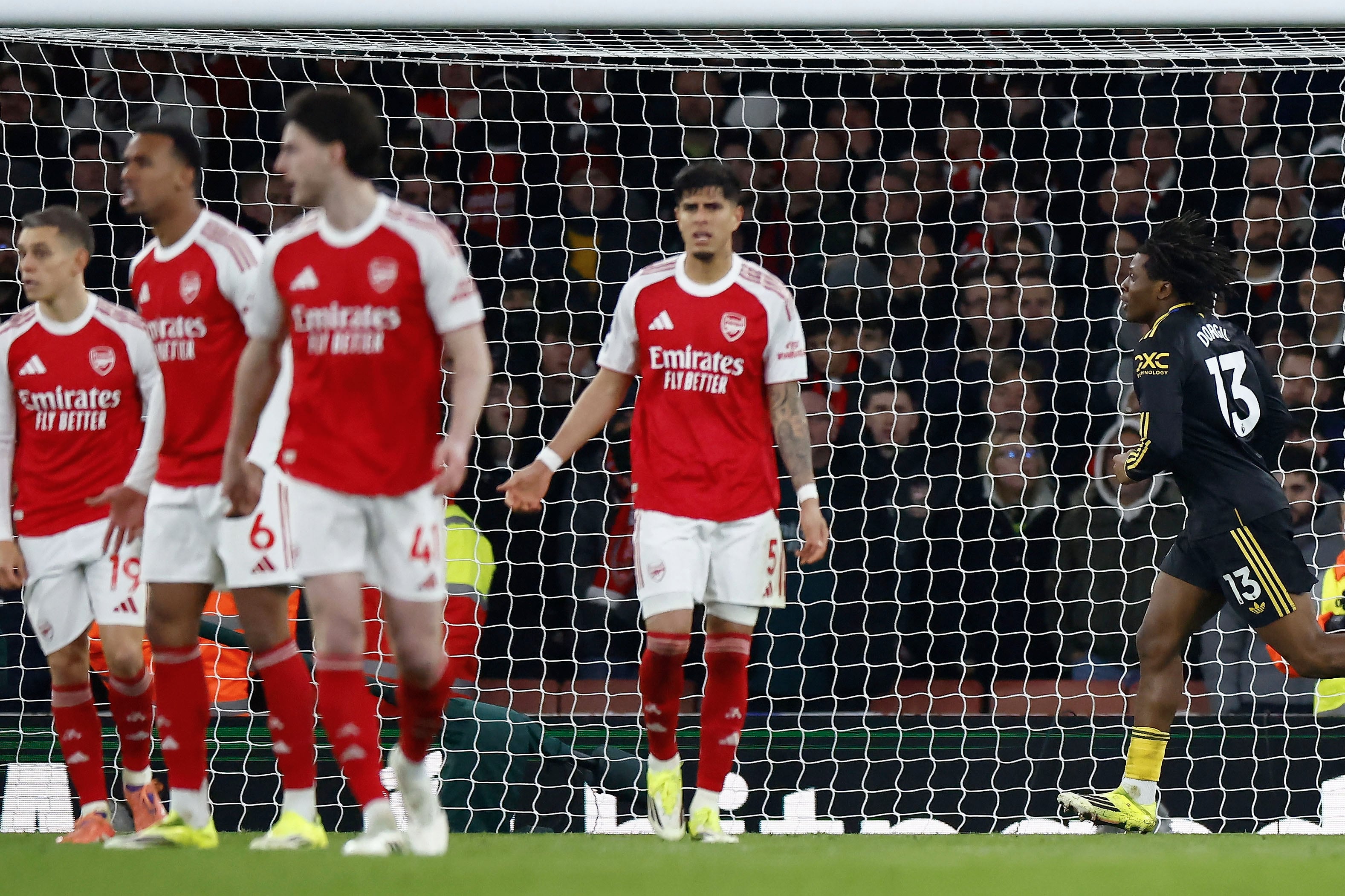LONDON (United Kingdom), 25/01/2026.- Manchester United's Patrick Dorgu (R) celebrates scoring for the 1-2 goal during the English Premier League match between Arsenal FC and Manchester United, in London, Britain, 25 January 2026. (Reino Unido, Londres) EFE/EPA/TOLGA AKMEN EDITORIAL USE ONLY. No use with unauthorized audio, video, data, fixture lists, club/league logos, 'live' services or NFTs. Online in-match use limited to 120 images, no video emulation. No use in betting, games or single club/league/player publications.