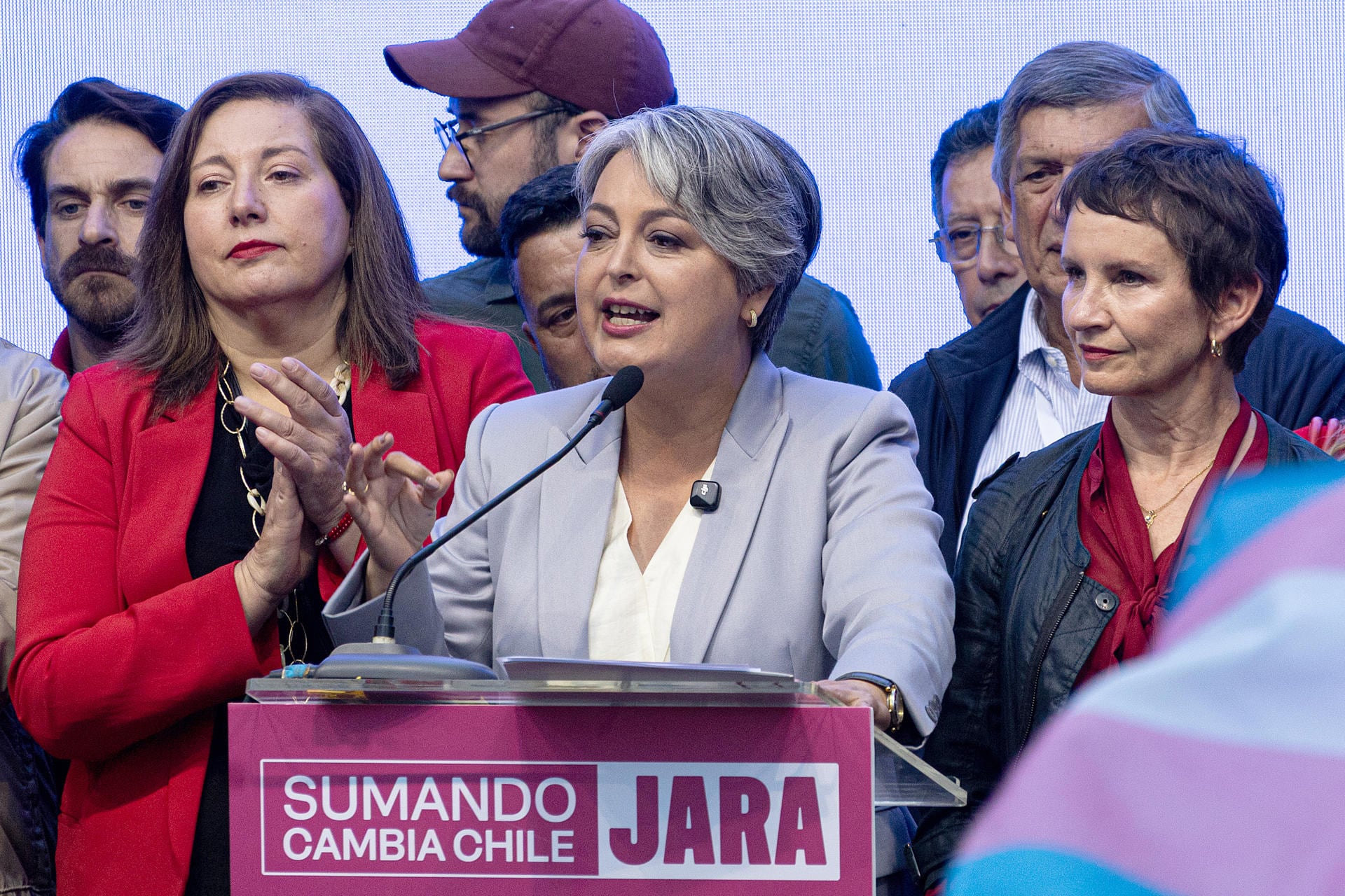 a candidata a la Presidencia de Chile por el partido Unidad por Chile, Jeannette Jara, da una declaración este domingo, en Santiago de Chile