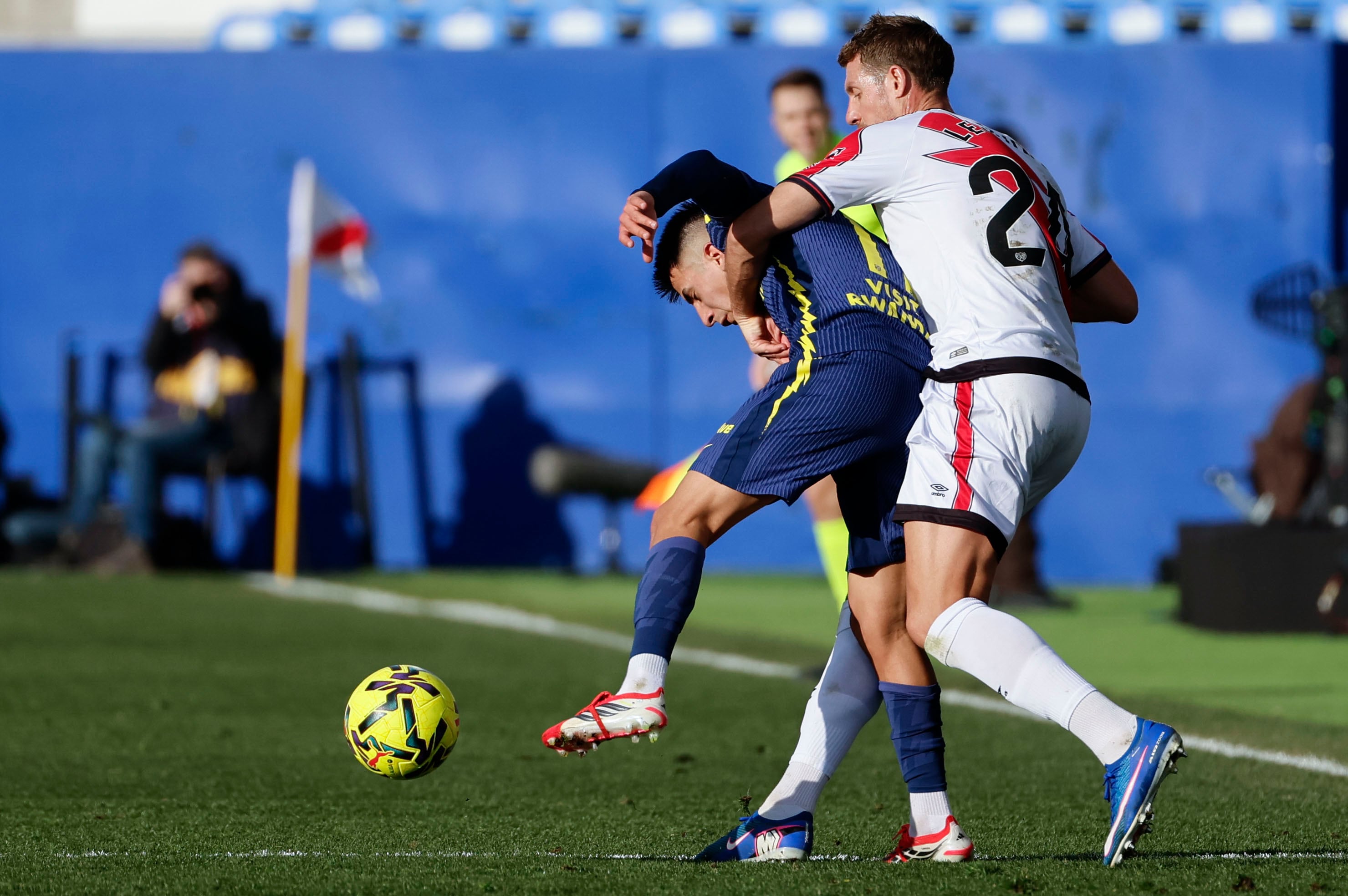 LEGANÉS (MADRID), 15/02/2026.- El defensa del Rayo Vallecano Floriane Lejeune disputa el balón el delantero del Atlético de Madrid Thiago Almada durante el partido de la jornada 24 de LaLiga que disputan el Rayo Vallecano y el Atlético de Madrid, en el estadio Butarque de Leganés, este domingo. EFE/Mariscal