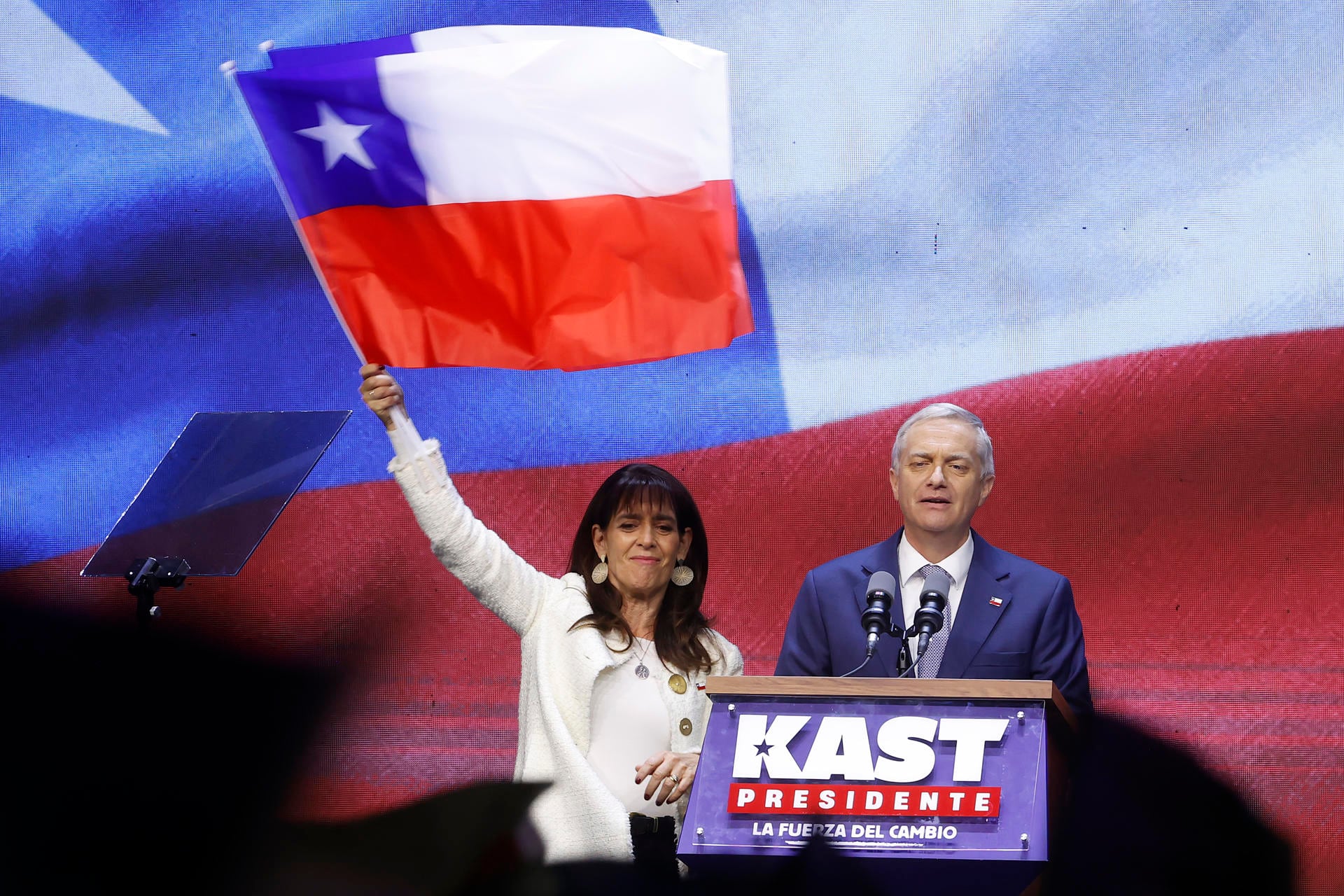 14/12/2025.- El presidente electo de Chile, el ultraderechista José Antonio Kast, pronuncia un discurso junto a su esposa, María Pía Adriasola, tras ganar la segunda vuelta de las elecciones presidenciales este domingo, en Santiago (Chile)