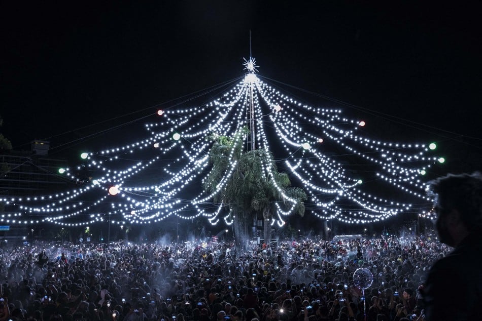 Se encendió el emblemático árbol de Navidad de Rosario con una fiesta popular en Oroño y Pellegrini - Image 1