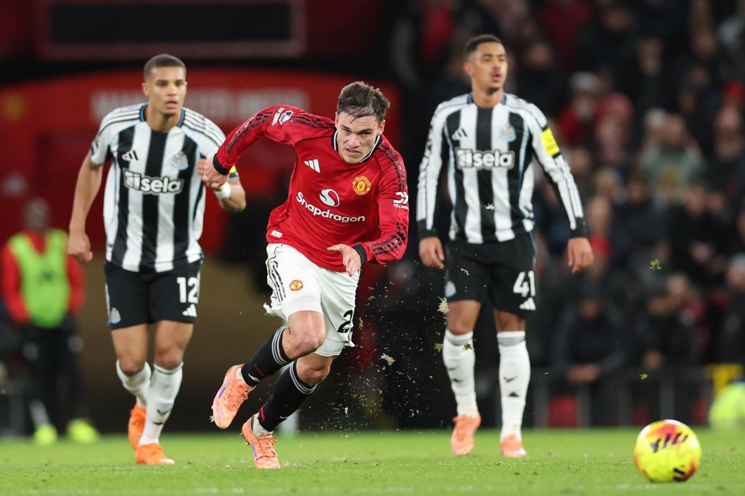 (United Kingdom), 26/12/2025.- Manuel Ugarte of Manchester United in action during the English Premier League match between Manchester United and Newcastle United