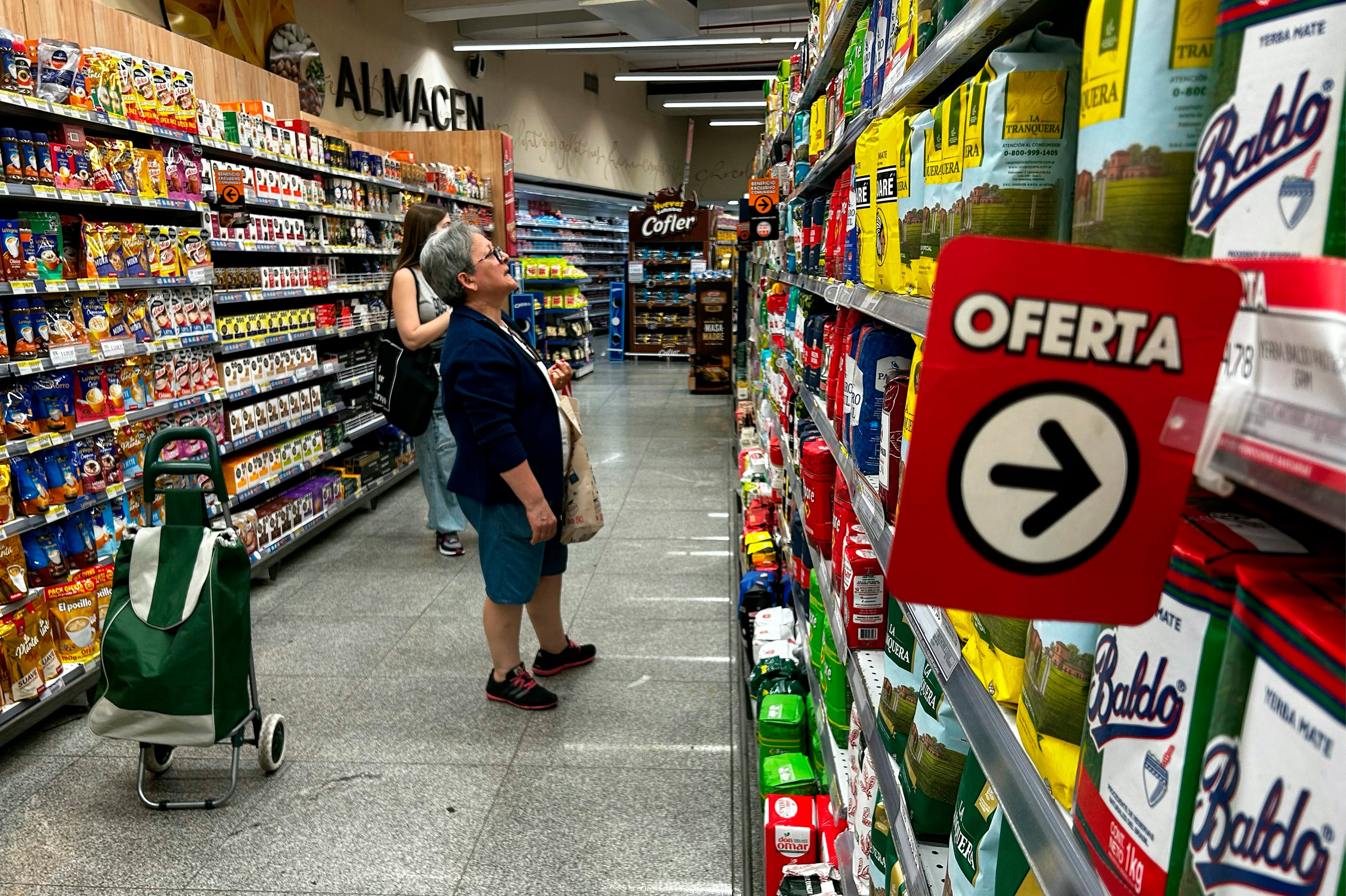 La gente compra comestibles en un supermercado en Buenos Aires, el 18 de febrero de 2025. Argentina registró una tasa de inflación mensual del 2,2 por ciento en enero, la más baja en 4.5 años, dijo la agencia nacional de estadísticas INDEC el 13 de febrero de 2025, en un impulso para el presidente de reducción del presupuesto, Javier Milei. (Foto por AFP)