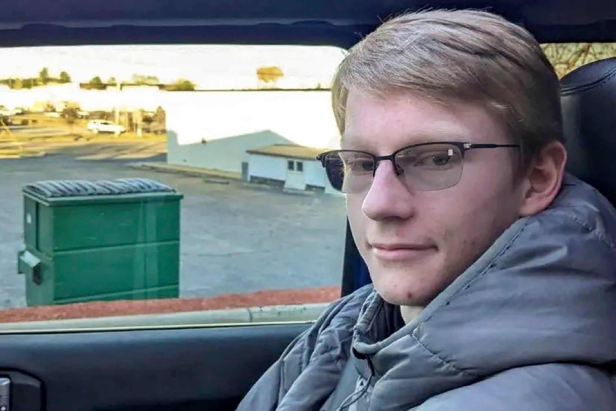 NOTICIAS ARGENTINAS BAIRES, FEBRERO 22 Agentes del Servicio Secreto y efectivos de la policía local abatieron este domingo a un hombre armado que logró traspasar el perímetro de seguridad de Mar-a-Lago, la residencia del presidente Donald Trump en West Palm Beach, Florida. El sospechoso fue identificado como Austin Tucker Martin, un joven de 21 años originario de Carolina del Norte que había sido reportado como desaparecido por su familia hace apenas unos días. Martin fue interceptado alrededor de la 1:30 de la mañana en la puerta norte del complejo portando una escopeta y un bidón con combustible, tras haber aprovechado la salida de otro vehículo para colarse en las instalaciones. FOTO NA REDES