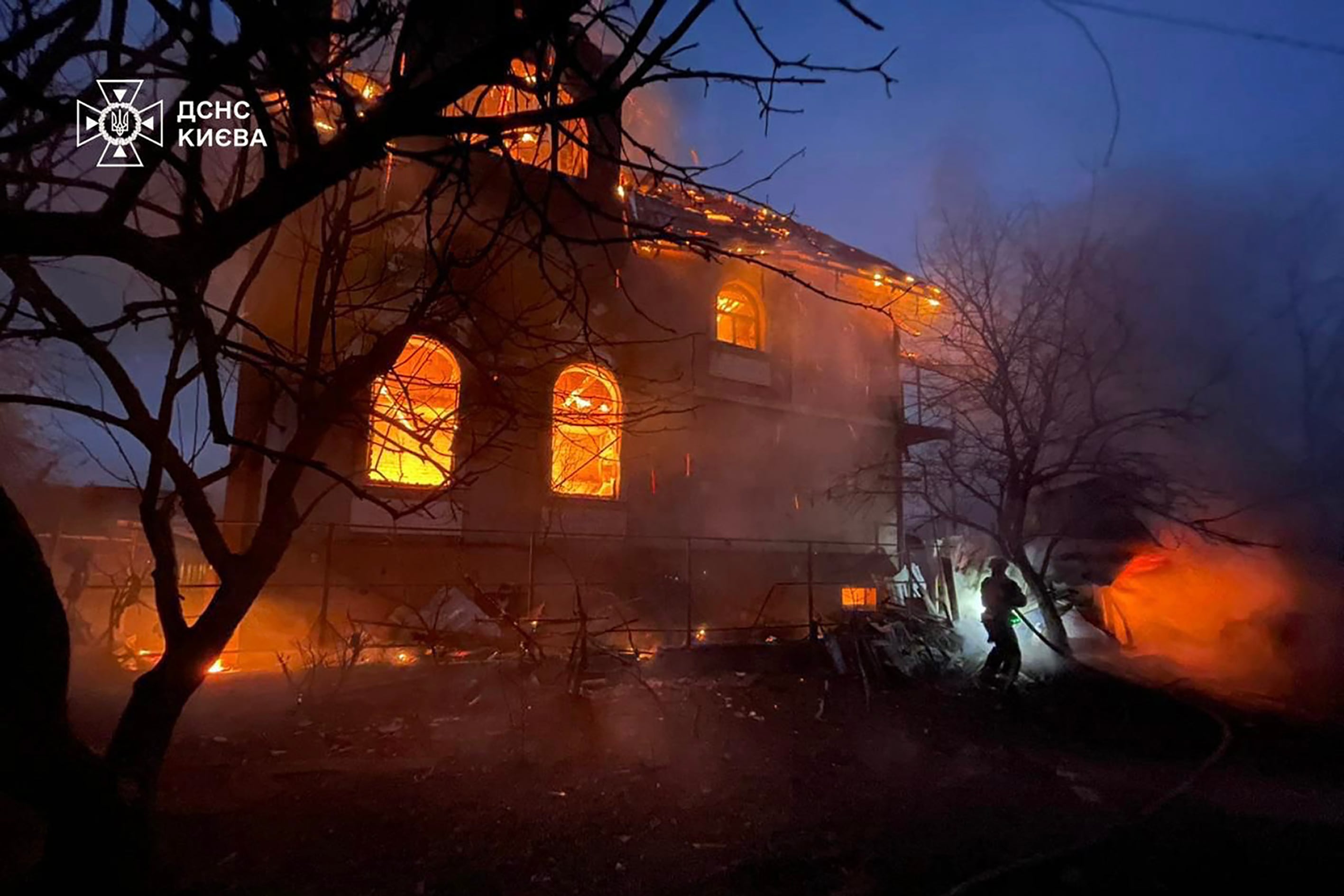 KIEV, 27/12/2025.- Rusia lanzó duros ataques contra Kiev y contra regiones en el noreste y en el sur de Ucrania, que causaron al menos un muerto y 19 heridos, en medio de la expectativa generada por el próximo encuentro entre el presidente ucraniano, Volodirmir Zelenski, y el de EEUU, Donald Trump.El alcalde de Kiev, Vitali Klichko, informó de una mujer muerta y al menos 19 heridos en la ciudad, mientras en otras regiones se registraron incendios y explosiones. EFE/Cuenta Telegram de Volodirmir Zelenski  -SOLO USO EDITORIAL/SOLO DISPONIBLE PARA ILUSTRAR LA NOTICIA QUE ACOMPAÑA (CRÉDITO OBLIGATORIO)-