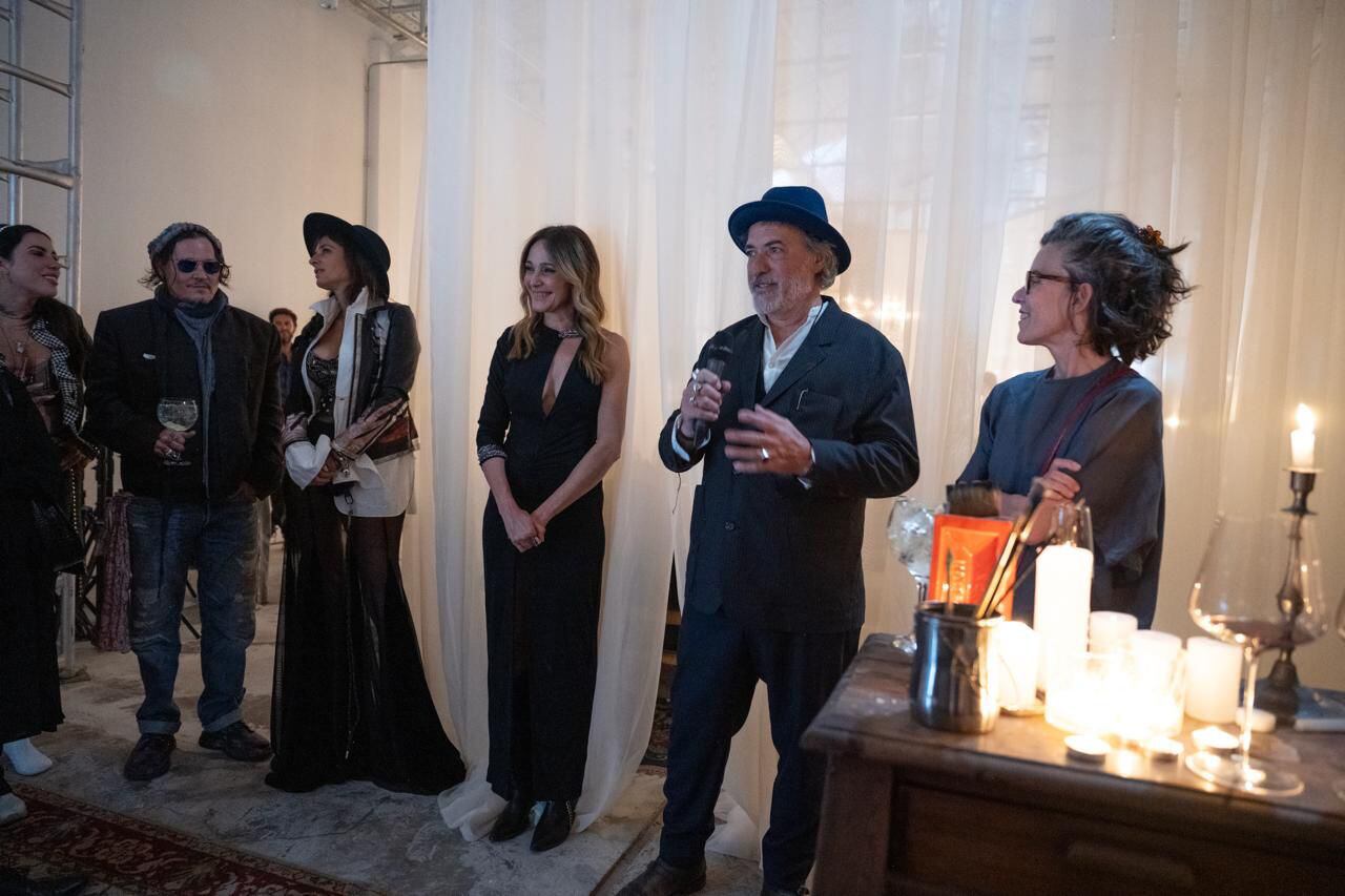 Jorge Corcho Rodríguez mostrando sus primeros cuadros