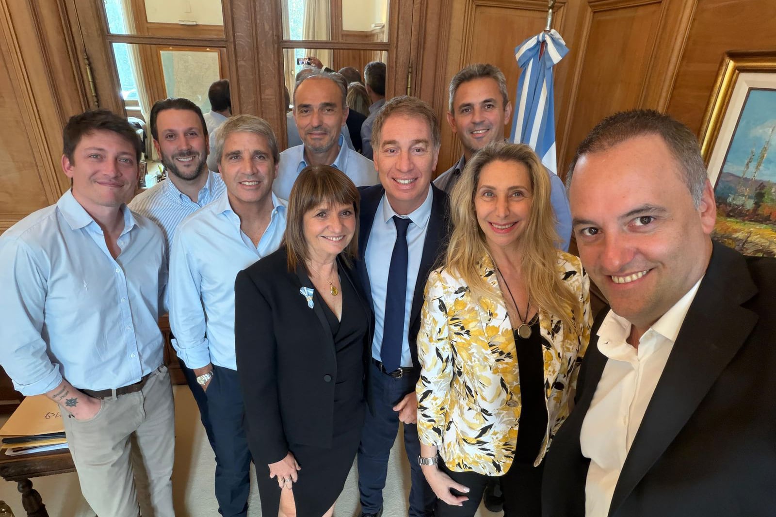 Karina Milei; y el jefe de Gabinete, Manuel Adorni. También participan los ministros de Economía, Luis Caputo; y del Interior, Diego Santilli; el subsecretario de Gestión Institucional, Eduardo Lule Menem; la senadora nacional Patricia Bulllrich; el asesor presidencial Santiago Caputo; el secretario de Asuntos Estratégicos, Ignacio Devitt; y el presidente de la Cámara de Diputados, Martín Menem.