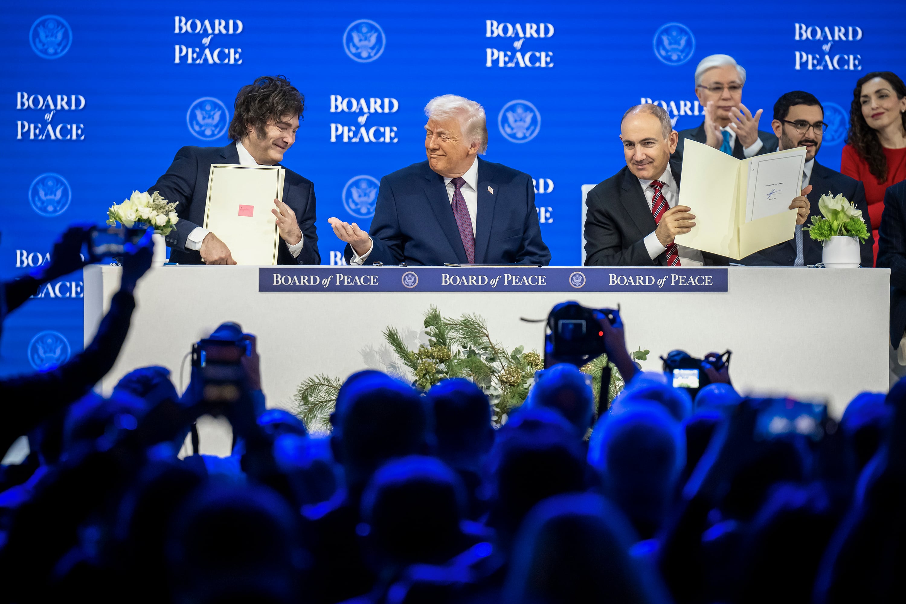 DAVOS (Switzerland), 22/01/2026.- President of Argentina Javier Milei (L), US President Donald Trump (C)