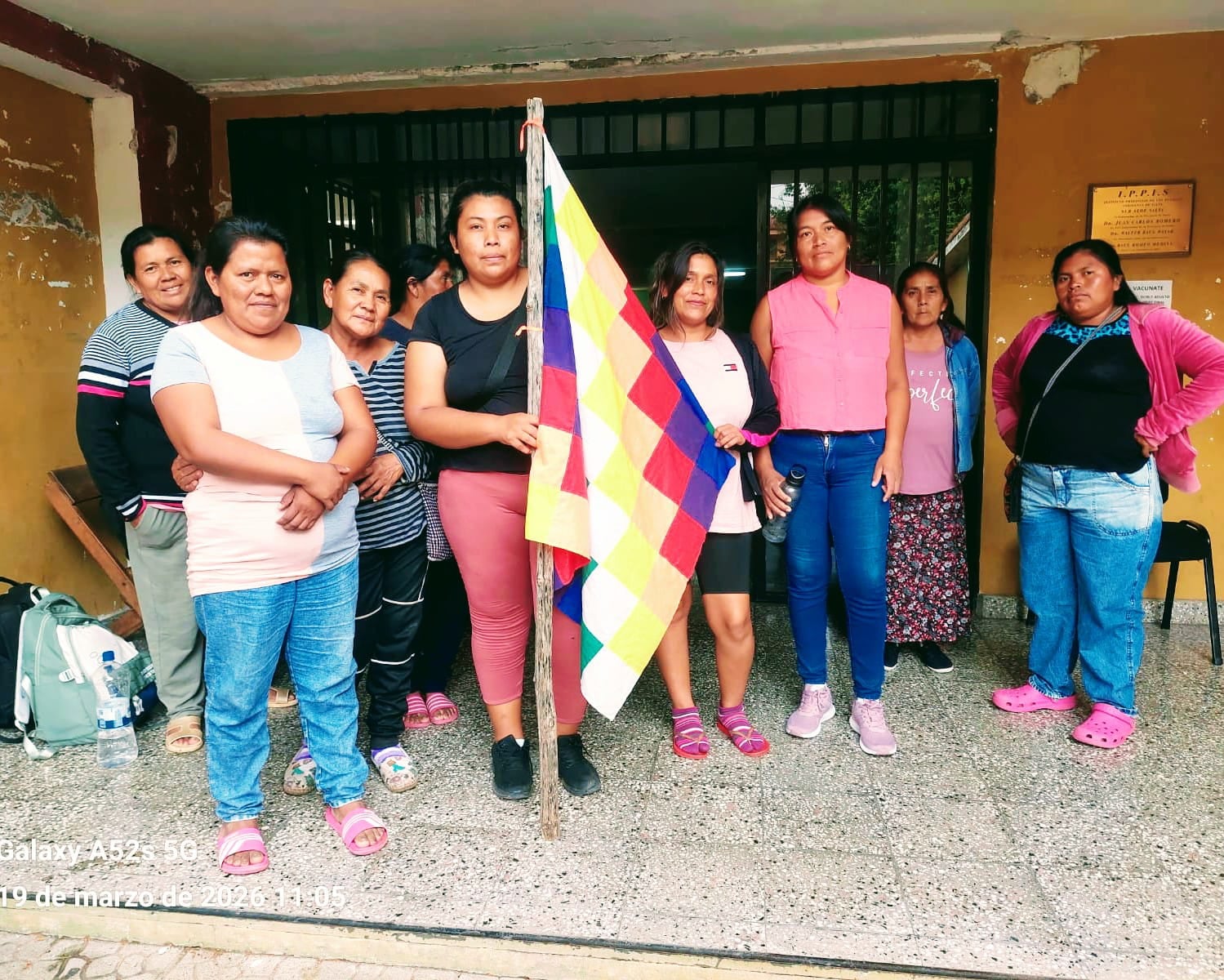 MUJERES WICHI QUE CAMINARON 400km HACIA SALTA CAPITAL ESTÁN EN UNA PERMANENCIA PACÍFICA EN EL IPPIS