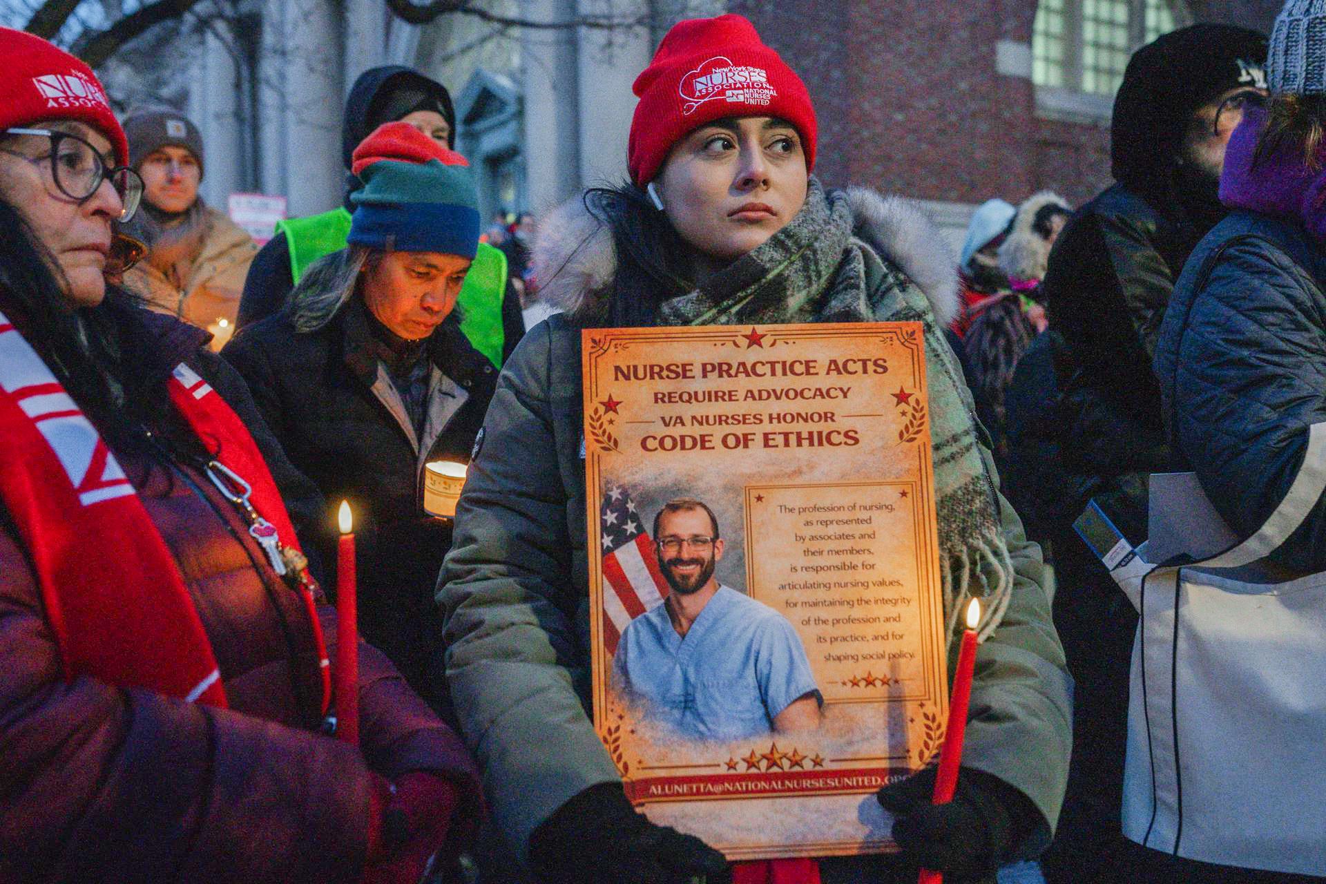 NEW YORK (United States), 29/01/2026.- A person holds a sign during a vigil for Veterans Affairs (VA) nurse Alex Pretti outside a VA hospital in New York, New York, USA