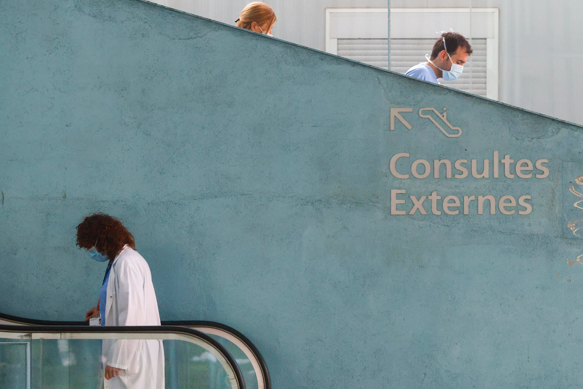 . BARCELONA, 10/12/2025.- Aspecto del Hospital del Mar de Barcelona, este miércoles, el primer día de la obligatoriedad de uso de mascarilla que Cataluña ha impuesto en todos los centros de salud y residencias geriátricas porque los casos de gripe se han doblado en la última semana y el virus está en un nivel muy alto de transmisión. EFE/Quique García