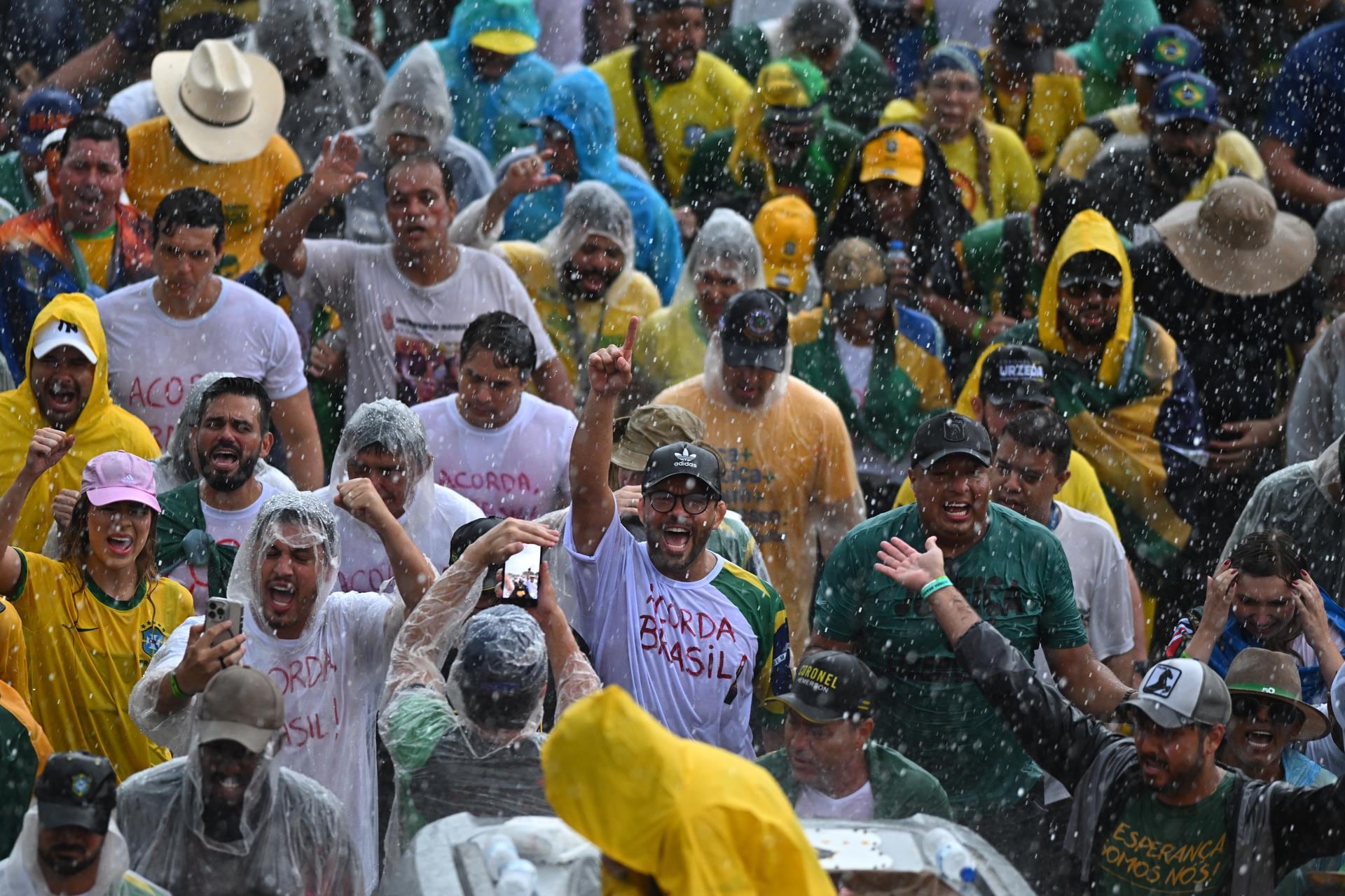 BRASILIA (BRASIL), 25/01/2026.- Personas participan en una manifestación por la amnistía para el expresidente de Brasil, Jair Bolsonaro, y otros involucrados en el intento de golpe de Estado del 8 de enero de 2023, este domingo en Brasilia (Brasil). La marcha 'Caminata por la Libertad y la Justicia' liderada por Ferreira comenzó el lunes 18 de enero en Paracatu, en el estado de Minas Gerais, y recorrió 240 kilómetros hasta Brasilia. EFE
