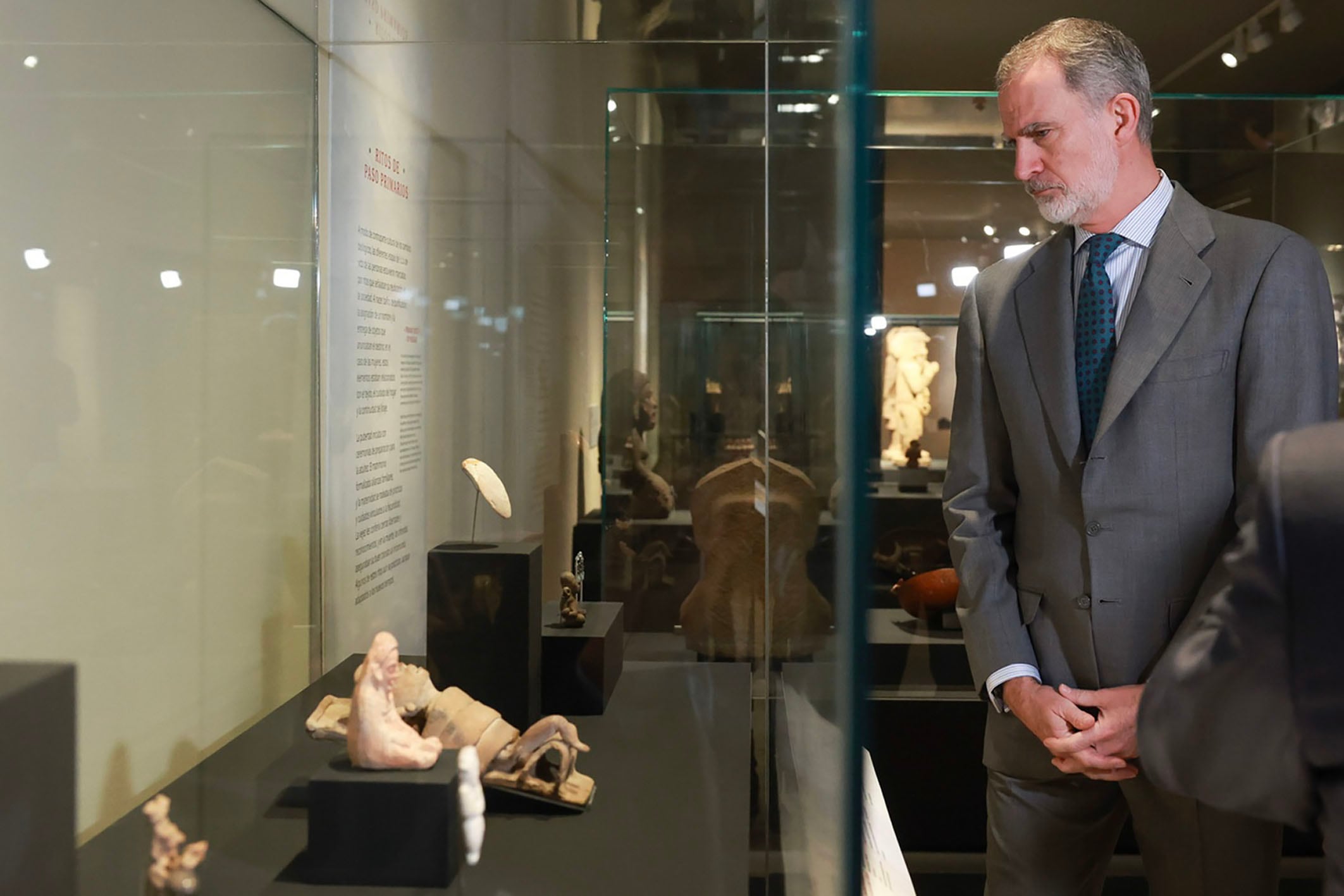 MADRID, 16/03/2026.- El Rey Felipe VI visita este lunes la exposición 'La mitad del mundo. La mujer en el México indígena' que se exhibe en el Museo Arqueológico Nacional (MAN), en Madrid. Felipe VI ha asegurado este lunes en Madrid que hubo "mucho abuso" en la conquista de América y ha asegurado que cuando se estudian y se conocen algunos hechos con el criterio y los valores de hoy en día, "obviamente no pueden hacernos sentirnos orgullosos", aunque ha indicado que deben conocerse en su justo contexto. EFE/ José Jiménez Casa De S.M. El Rey SOLO USO EDITORIAL SOLO DISPONIBLE PARA ILUSTRAR LA NOTICIA QUE ACOMPAÑA (CRÉDITO OBLIGATORIO)