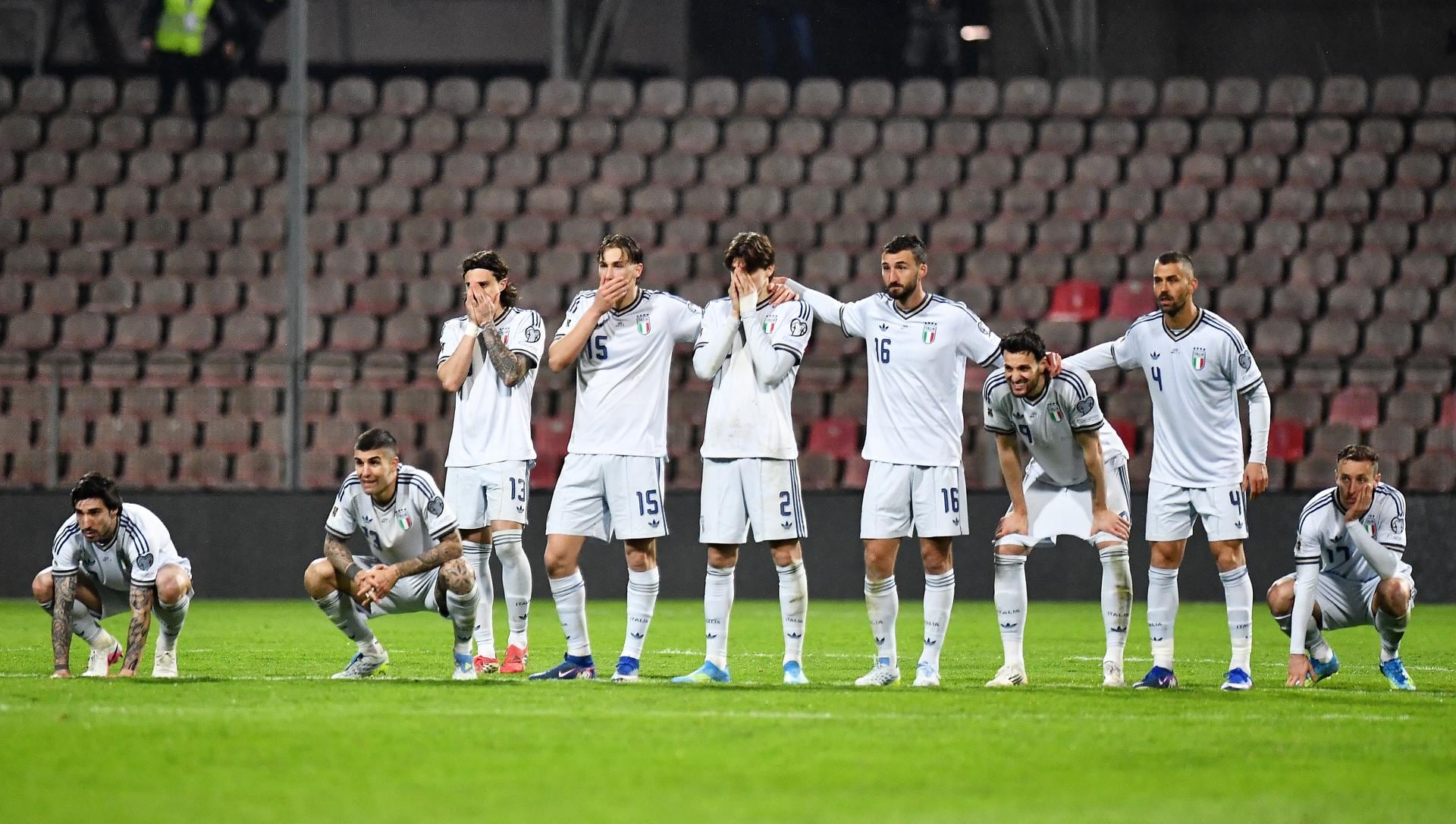 Zenica (Bosnia and Herzegovina), 01/04/2026.- Players of Italy react during the penalty shoout-out in the FIFA World Cup 2026