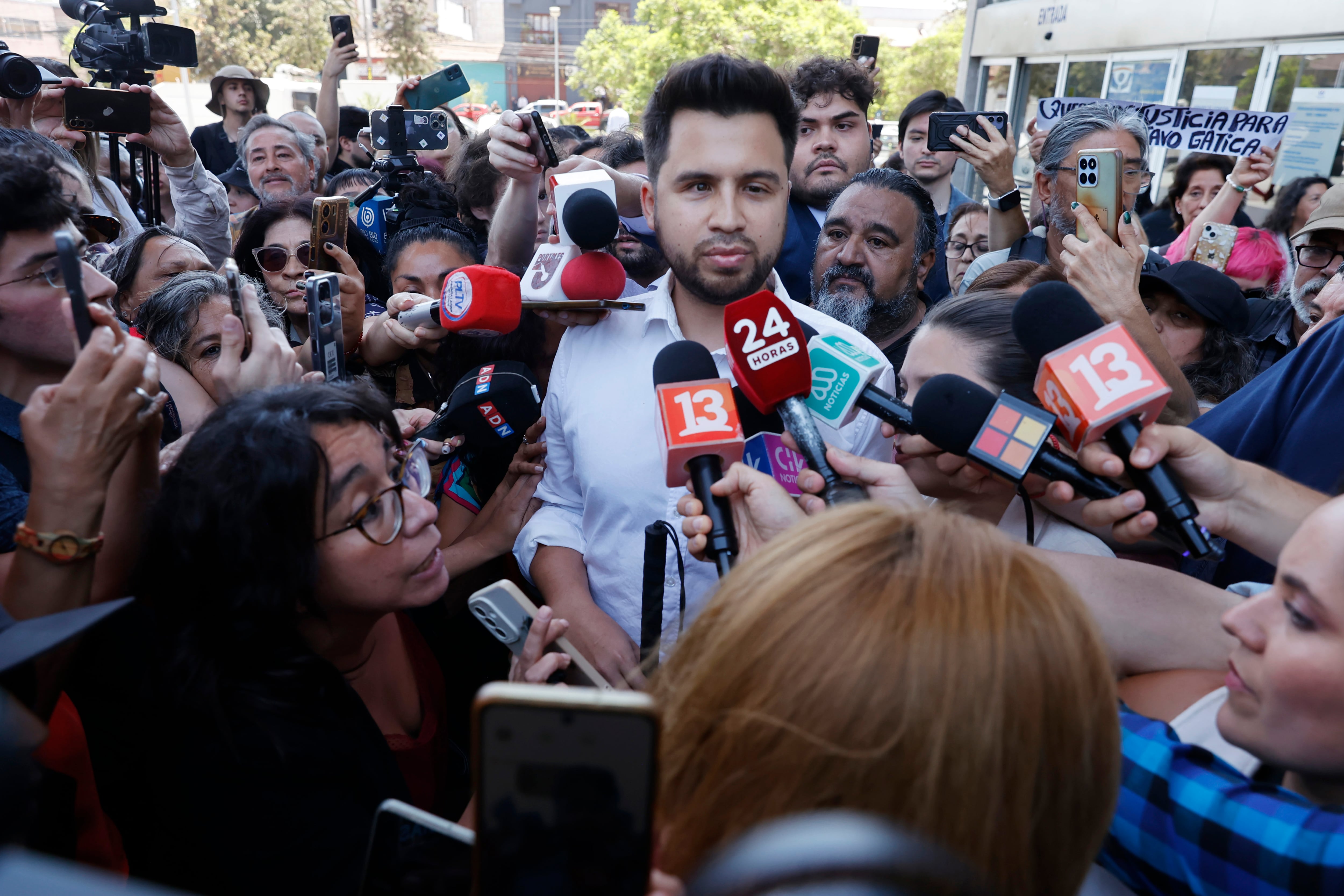 AME4865. SANTIAGO (CHILE), 13/01/2026.- El activista y diputado Gustavo Gatica (c) habla con la prensa después de un juicio este martes, en Santiago (Chile). La justicia chilena absolvió por unanimidad al expolicía Claudio Crespo, acusado de disparar y cegar a Gatica durante el estallido social de 2019. EFE/ Elvis González