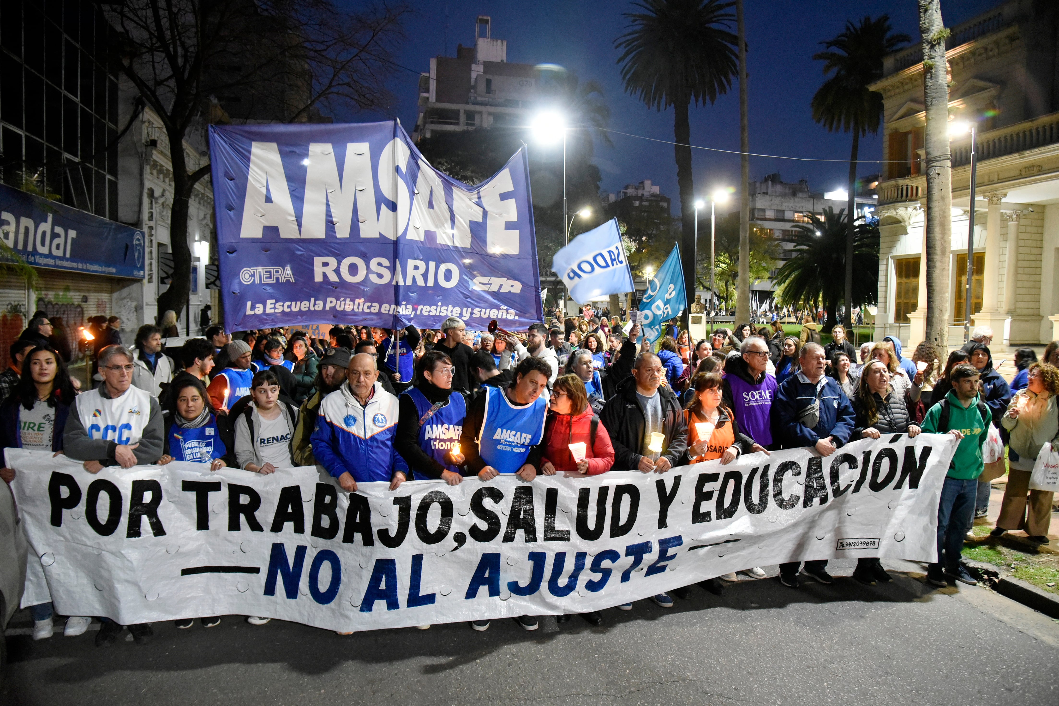 marcha de gremios docentes publicos y privados y organizaciones sociales contra el ajusto de Pullaro y Milei
Amsafe Sadop