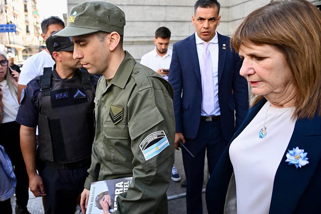 NOTICIAS ARGENTINAS BAIRES MARZO 5: La jefa del bloque de senadores de La Libertad Avanza (LLA), Patricia Bullrich, se reunió este jueves con el gendarme Nahuel Gallo