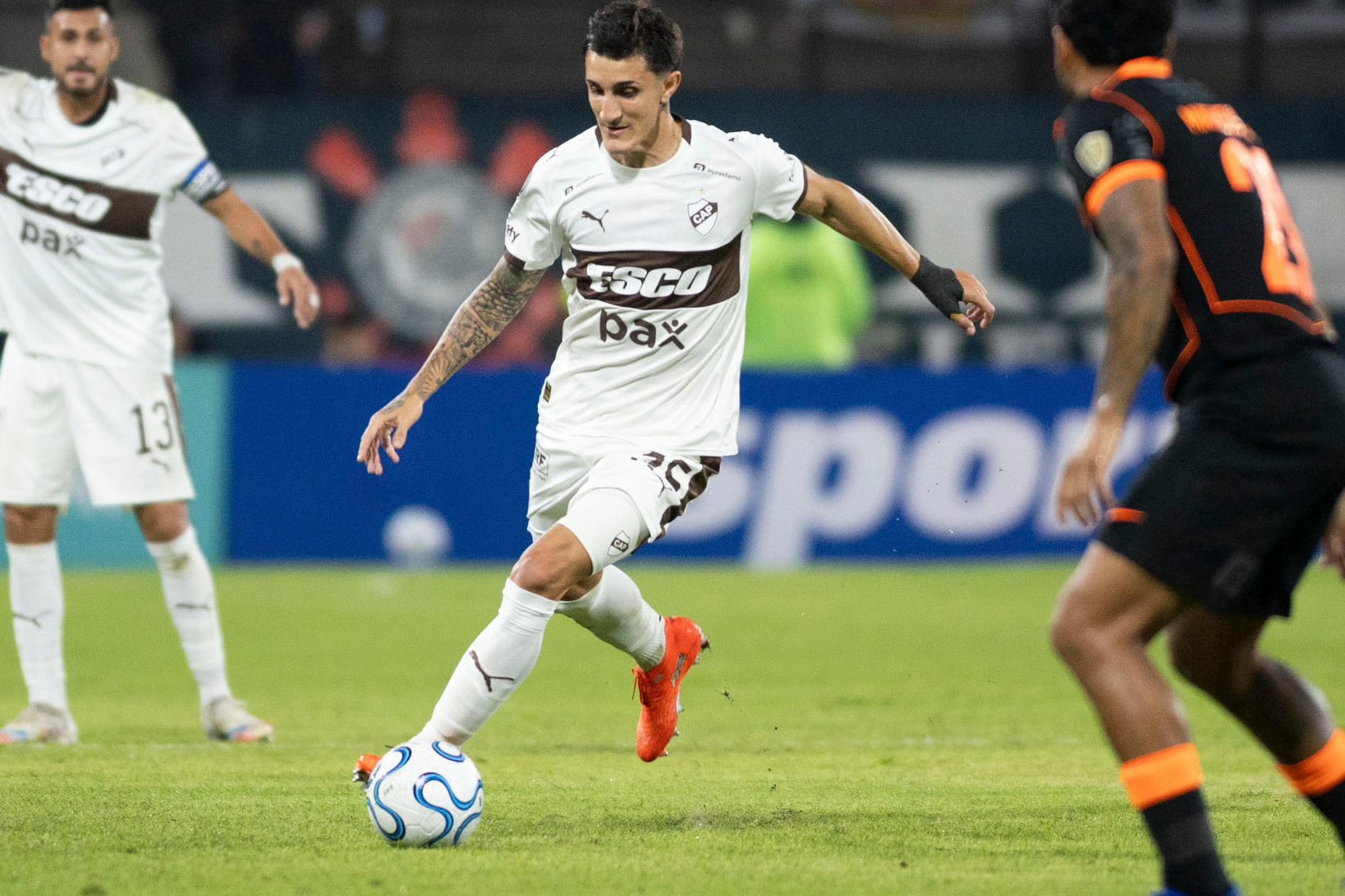 BAIRES, ABRIL 9:Platense iguala como local 0-0 con Corinthians de Brasil al término del primer tiempo del partido que disputan esta noche, en el estadio Ciudad de Vicente López