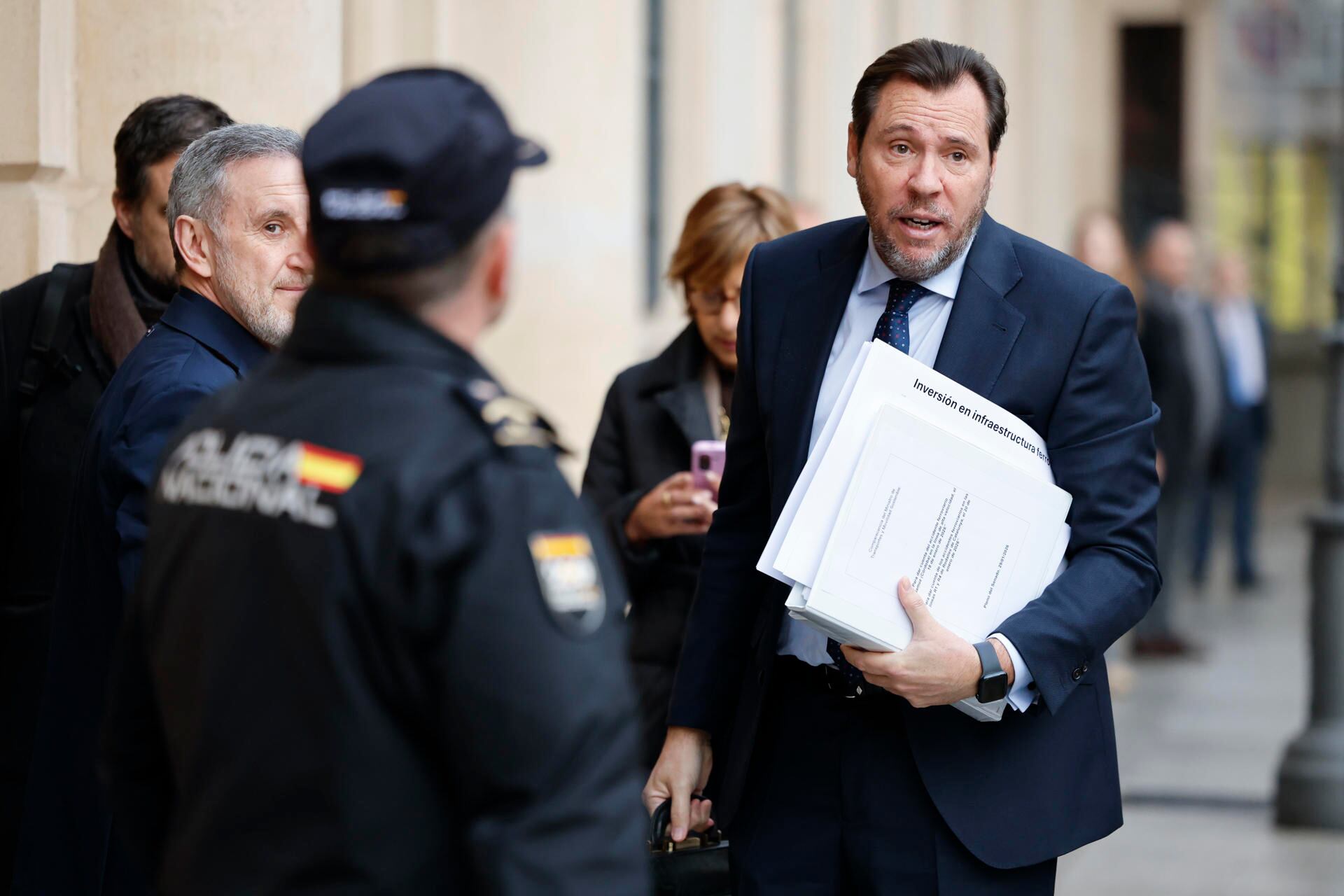 MADRID, 29/01/2026.- El ministro de Transportes, Óscar Puente, llega al Senado para comparecer este jueves en la Cámara Alta a petición del PP para dar cuenta de los accidentes ferroviarios en Adamuz (Córdoba) y Gelida (Barcelona)