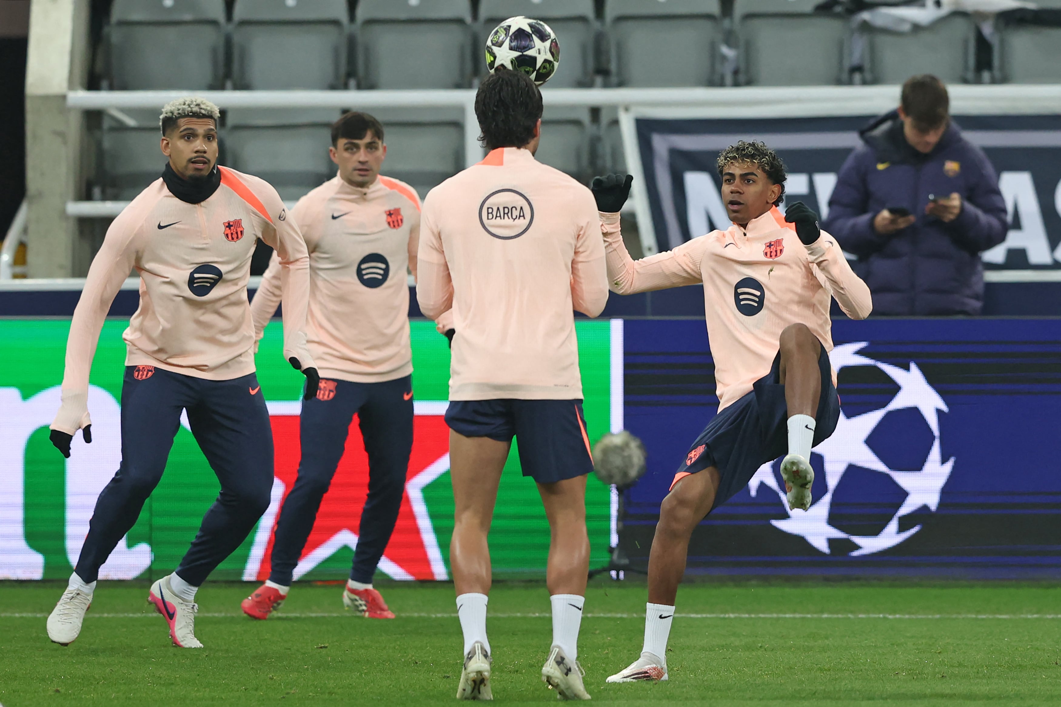 Barcelona's Spanish forward #10 Lamine Yamal (R) and teammates take part in a training session at St James' Park in Newcastle upon Tyne, on March 9, 2026, the eve of their UEFA Champions League Last 16 football match against Newcastle United. (Photo by SCOTT HEPPELL / AFP)