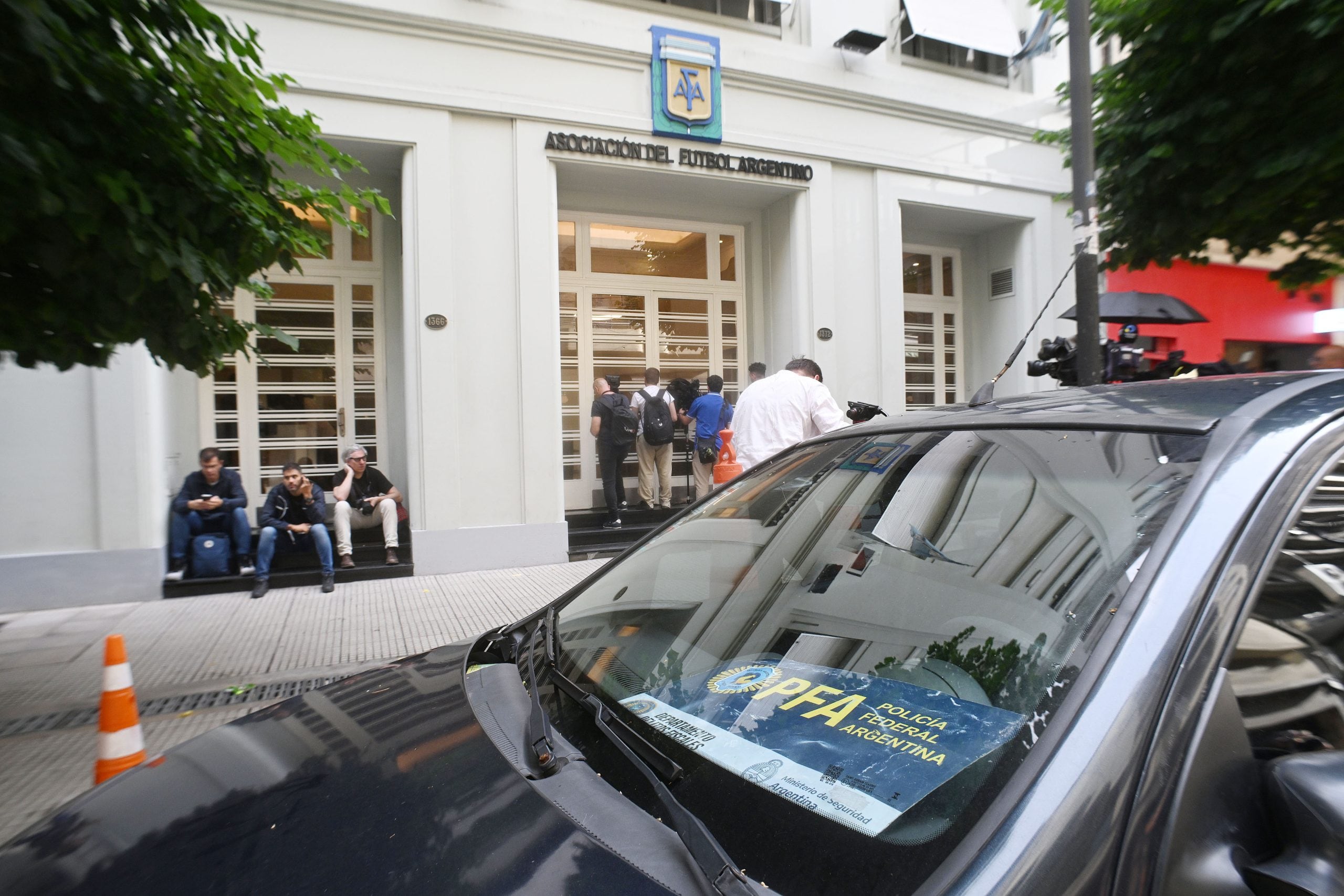 La Policía Federal Argentina (PFA) allana distintas sedes de la Asociación Argentina de Fútbol (AFA)