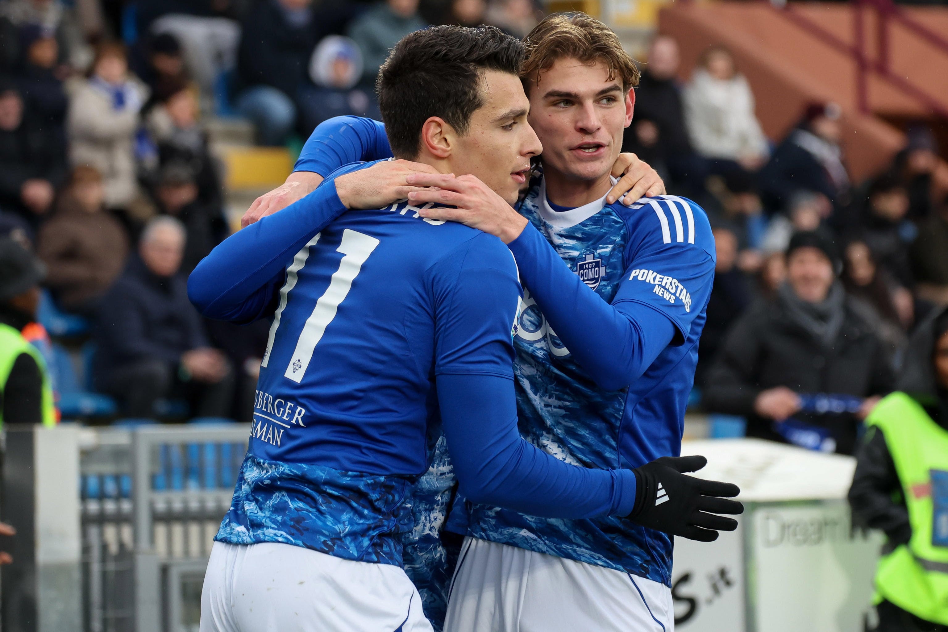 COMO (Italy), 24/01/2026.- Como 1907's forward Anastasios Douvikas (L) celebrates with teammate Nico Paz after scoring the 1-0 goal during the Italian Serie A soccer match Como 1907 vs Torino FC at Giuseppe Sinigaglia stadium in Como, Italy, 24 January 2026. (Italia) EFE/EPA/ROBERTO BREGANI