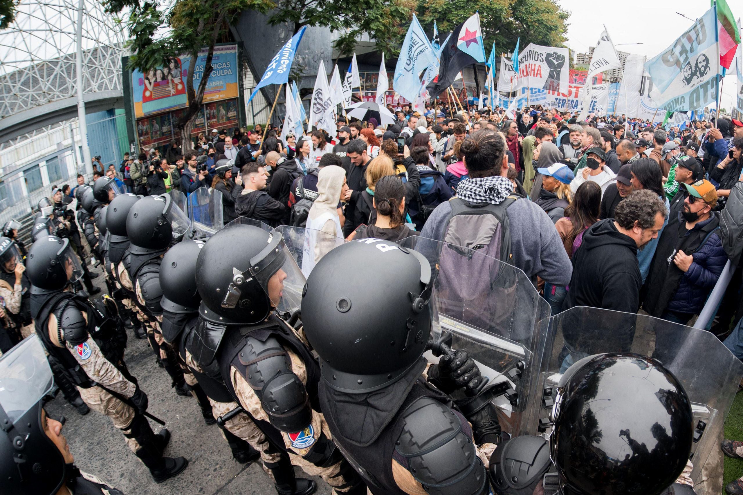 NOTICIAS ARGENTINAS BAIRES ABRIL 7: Organizaciones sociales y políticas se movilizaron hacia Puente Saavedra y Puente Pueyrredón