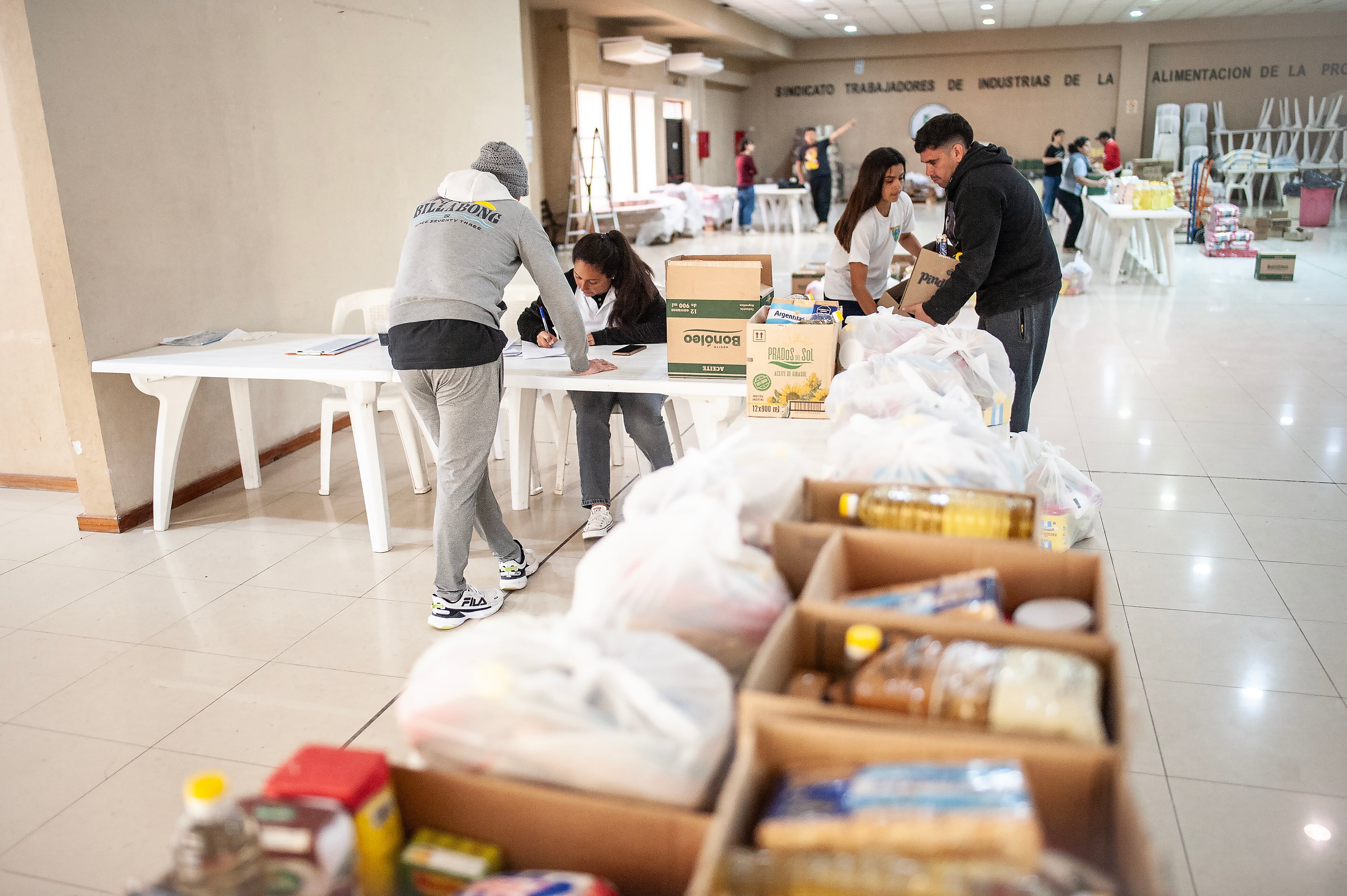 700 Despidos en Granja tres Arroyos (Capitan Sarmiento, provincia de Buenos Aires) Empleados despedidos retiran alimentos en la sede del gremio de la alimentación.