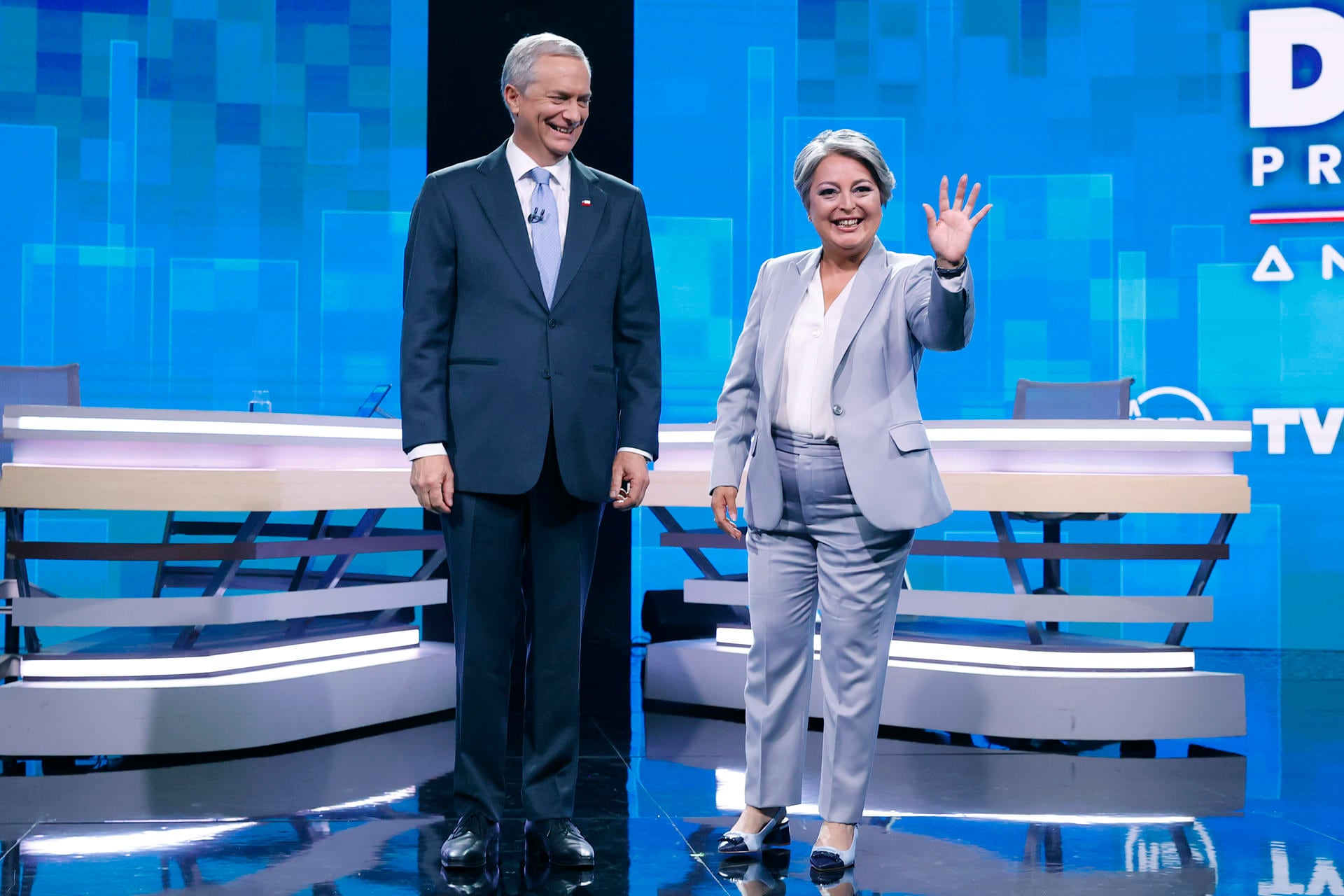 Los candidatos a la Presidencia de Chile Jeannette Jara, por el partido Unidad por Chile, y José Antonio Kast, por el Partido Republicano y Social Cristiano, posan previo al debate