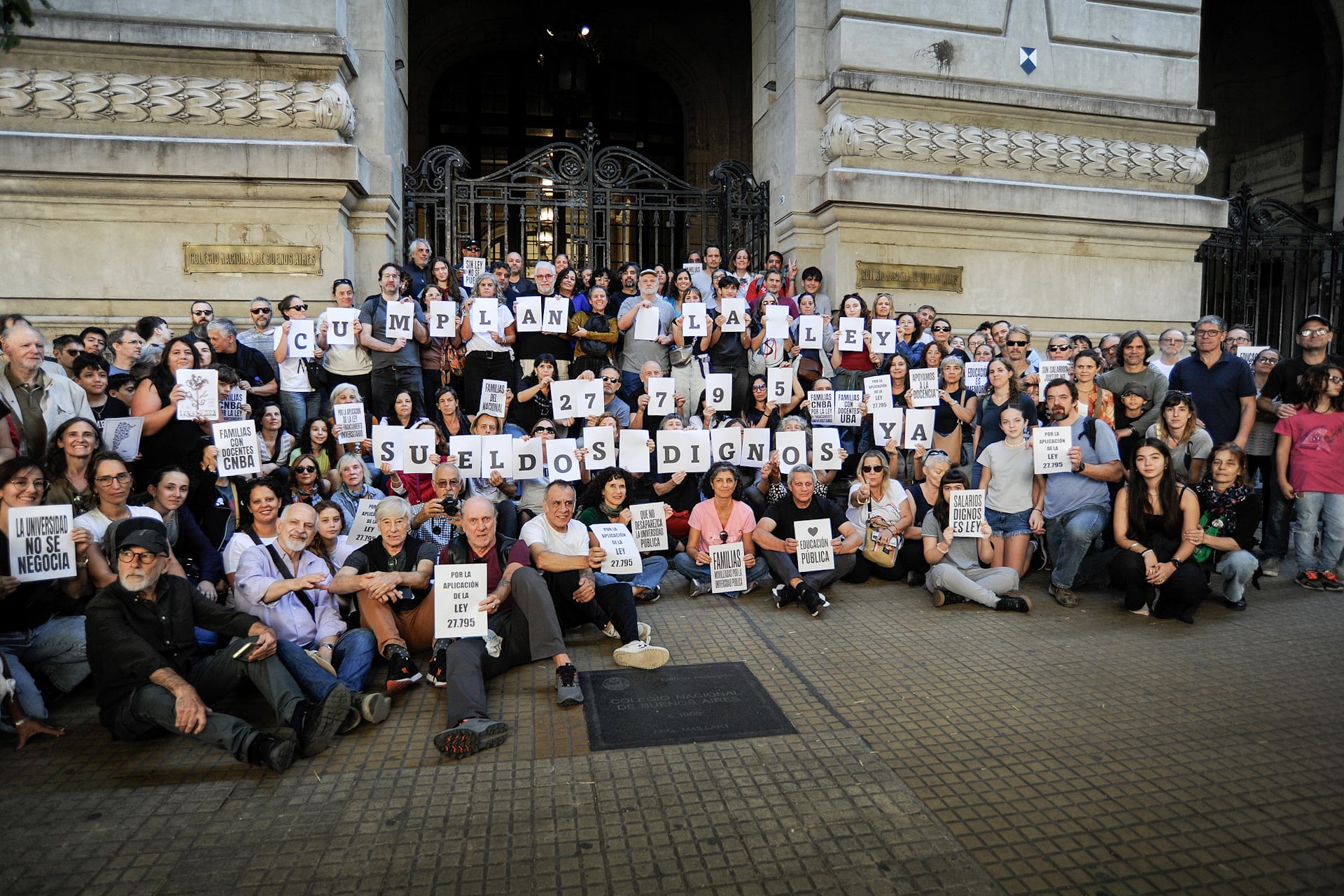 Reclamo por sueldos dignos en el Colegio Nacional de Buenos Aires