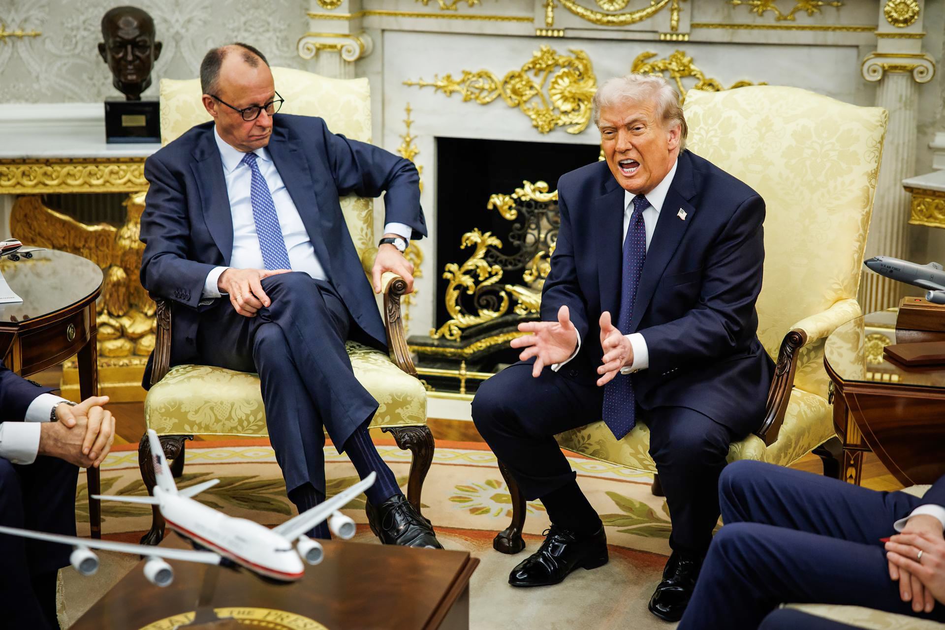 Washington, DC (USA), 03/03/2026.- US President Donald Trump (R) and German Chancellor Friedrich Merz hold a bilateral meeting in the Oval Office