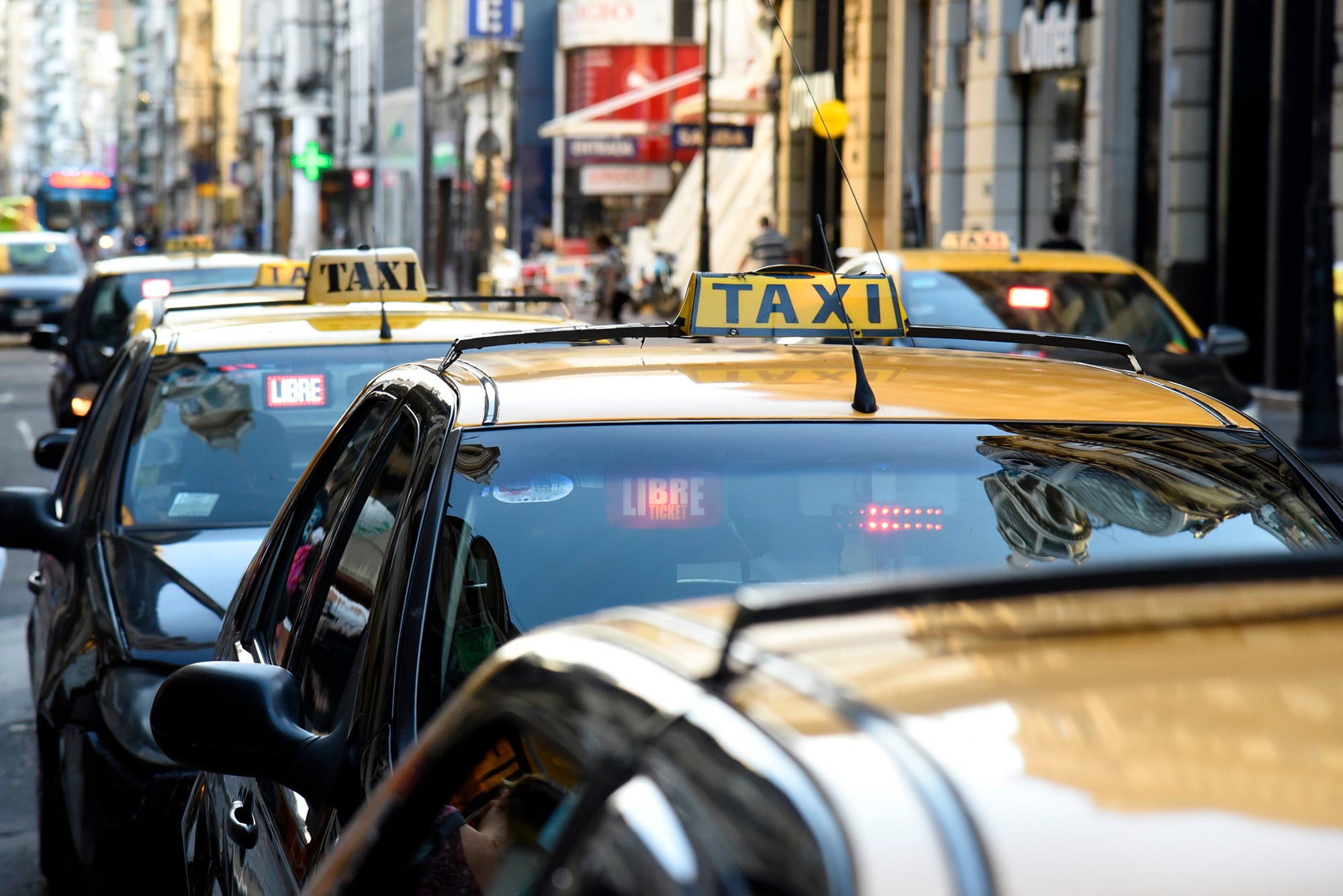 usuarios pasajeros unidades colectivos del transporte urbano de pasajeros en el centro de rosario
parada esquina corrientes y cordoba
parada de taxis
Foto Andres Macera