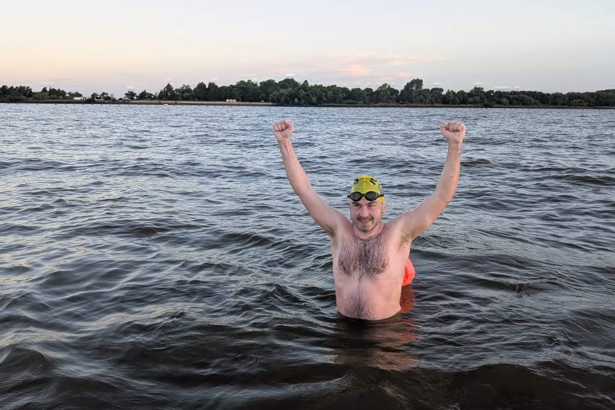 Irlandés cruza nadando Río de la Plata en memoria de los desaparecidos