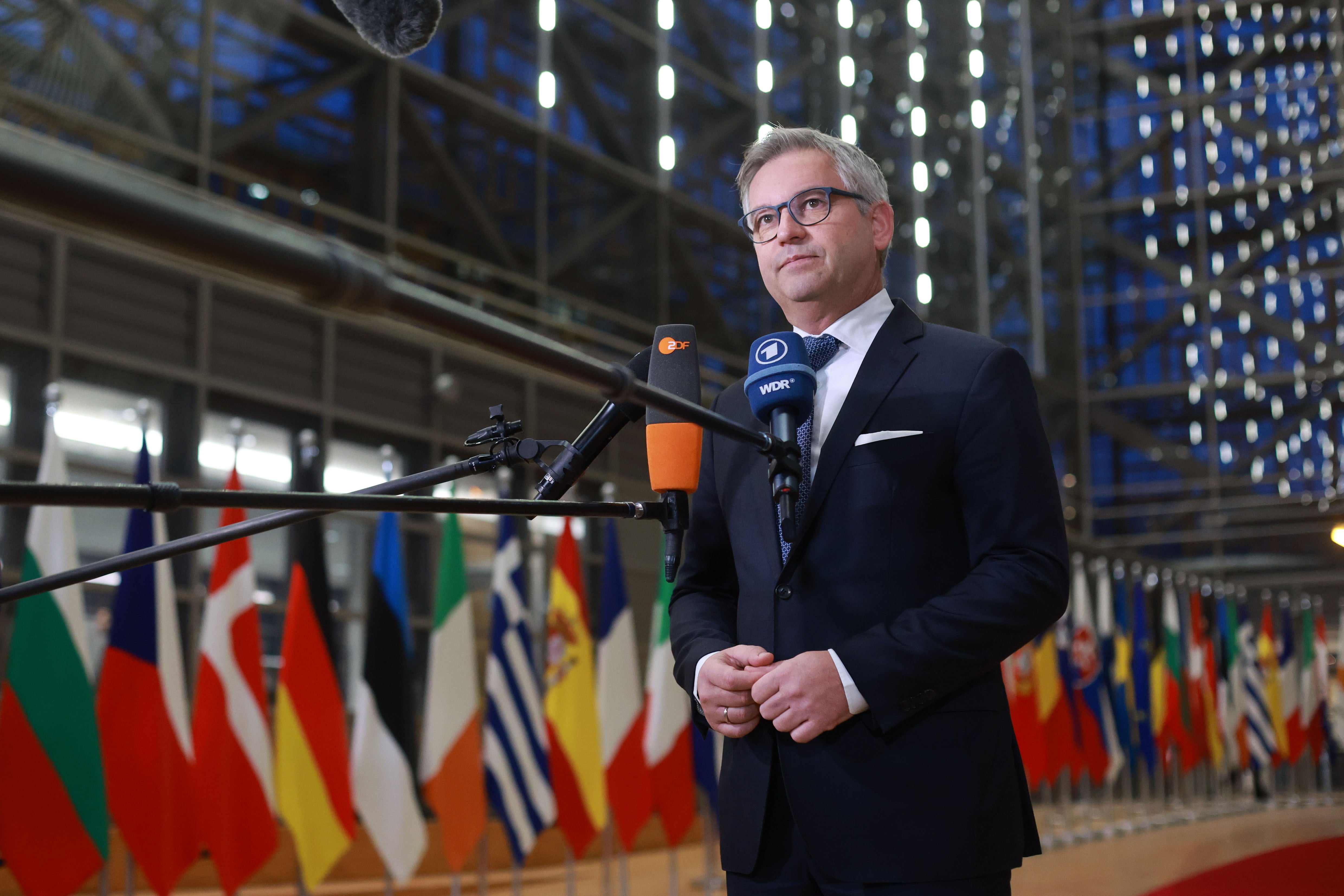 BRUSSELS (Belgium), 08/12/2025.- European Commissioner for Internal Affairs and Migration Magnus Brunner speaks to the press during a European Interior Ministers meeting in Brussels, Belgium, 08 December 2025. EU Home Affairs Ministers are working to finalize the first Annual Solidarity Pool (starting June 2026) under the Migration Pact, deciding on contributions (relocations/funds) from member states to support those under pressure, while also advancing new laws for faster asylum processing and returns, including mandatory border procedures for certain applicants and clear rules for safe countries, aiming for quicker decisions and increased return efficiency. (Bélgica, Bruselas) EFE/EPA/OLIVIER HOSLET