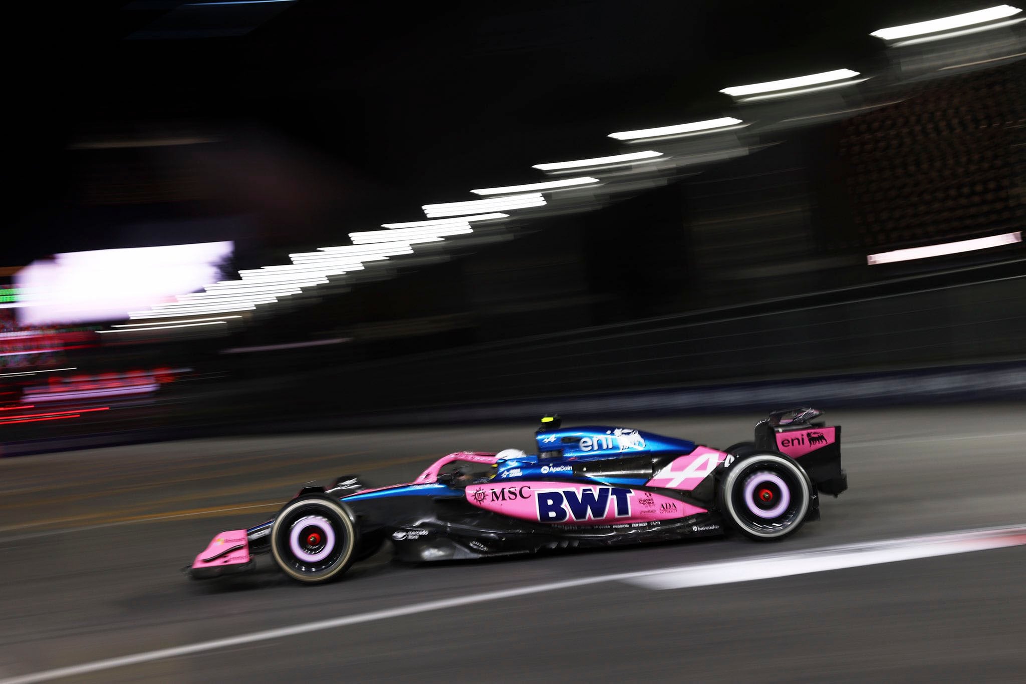 NOTICIAS ARGENTINAS BAIRES NOVIEMBRE 23 El argentino Franco Colapinto sufrió un toque en la largada del Gran Premio de Las Vegas de Fórmula 1 que le generó problemas en el monoplaza y terminó en el decimoséptimo puesto, pero trepó al decimoquinto lugar, tras las descalificaciones de ambos McLaren, al tiempo que el triunfo quedó en manos del neerlandés Max Verstappen (Red Bull), que mantiene viva la esperanza de luchar por el título hasta el final.   FOTO NA @AlpineF1Team